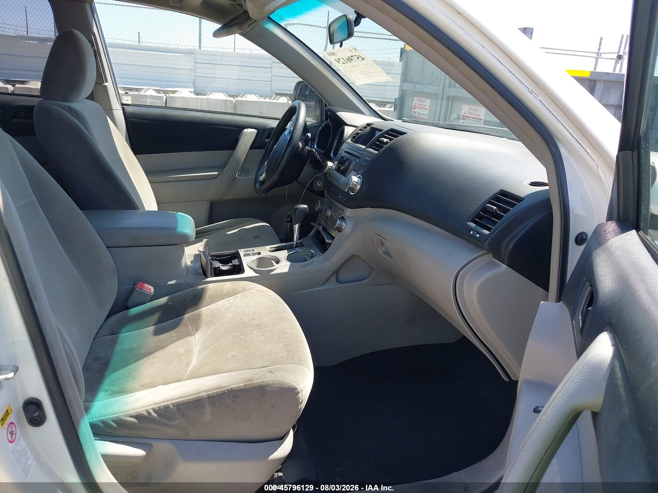 2012 Toyota Highlander Base V6 White vin: 5TDZK3EH8CS055220
