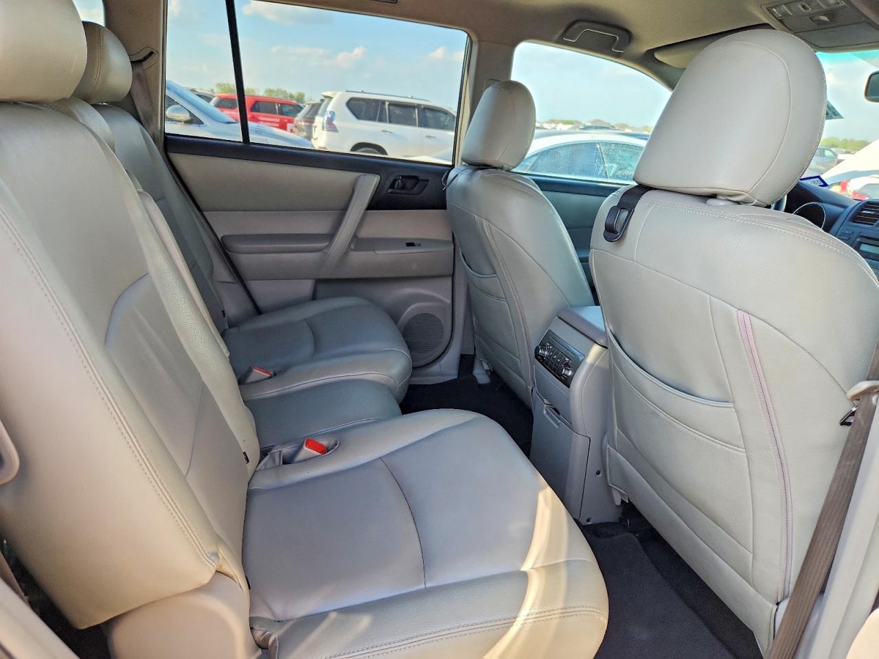 2012 Toyota Highlander Base White vin: 5TDZK3EH8CS071904
