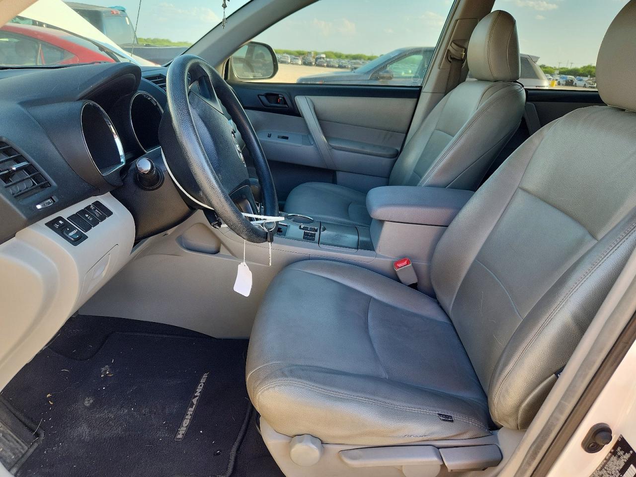 2012 Toyota Highlander Base White vin: 5TDZK3EH8CS071904