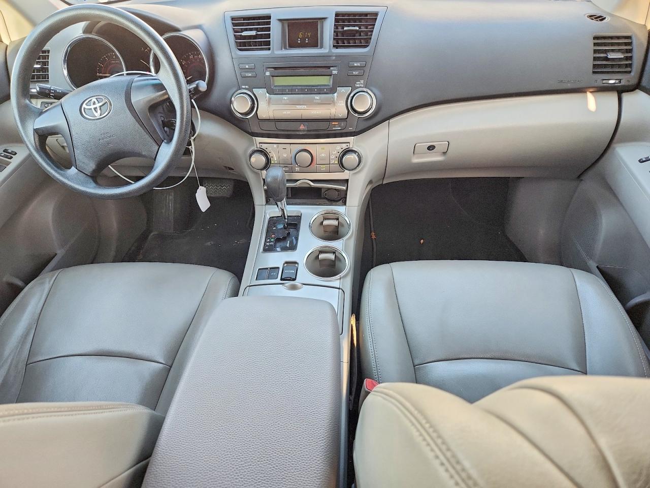 2012 Toyota Highlander Base White vin: 5TDZK3EH8CS071904