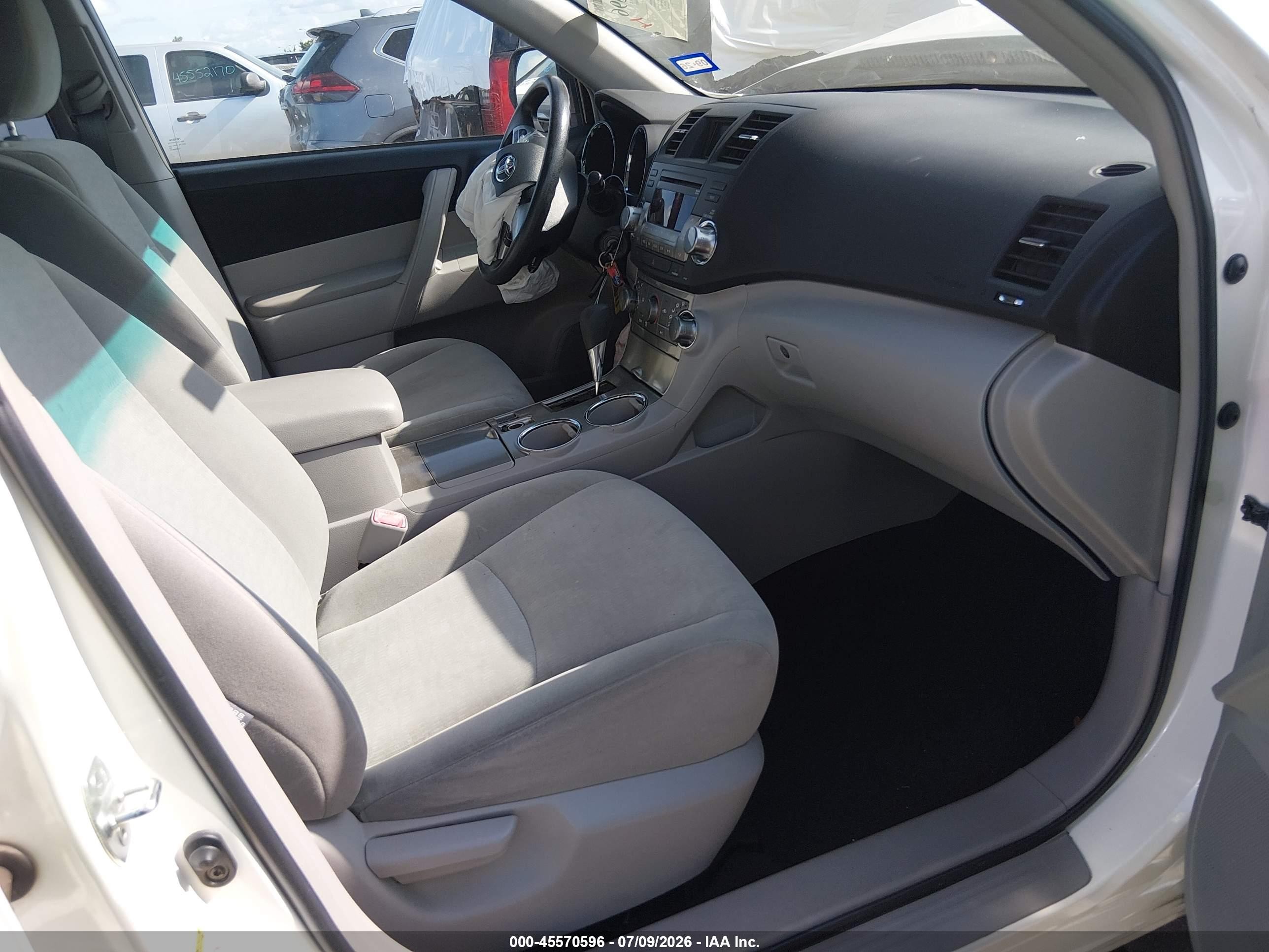 2012 Toyota Highlander Base V6 White vin: 5TDZK3EH8CS089366