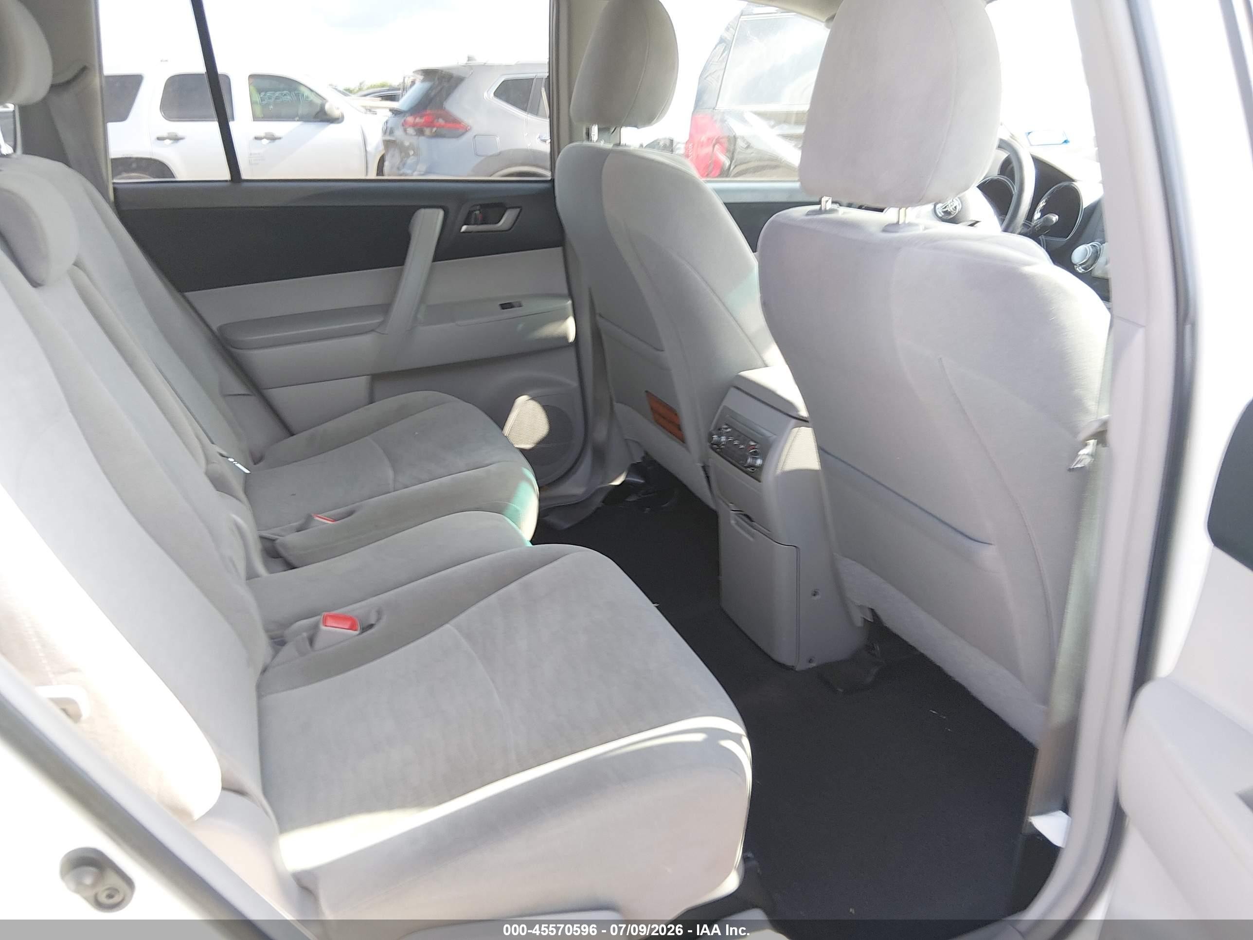 2012 Toyota Highlander Base V6 White vin: 5TDZK3EH8CS089366