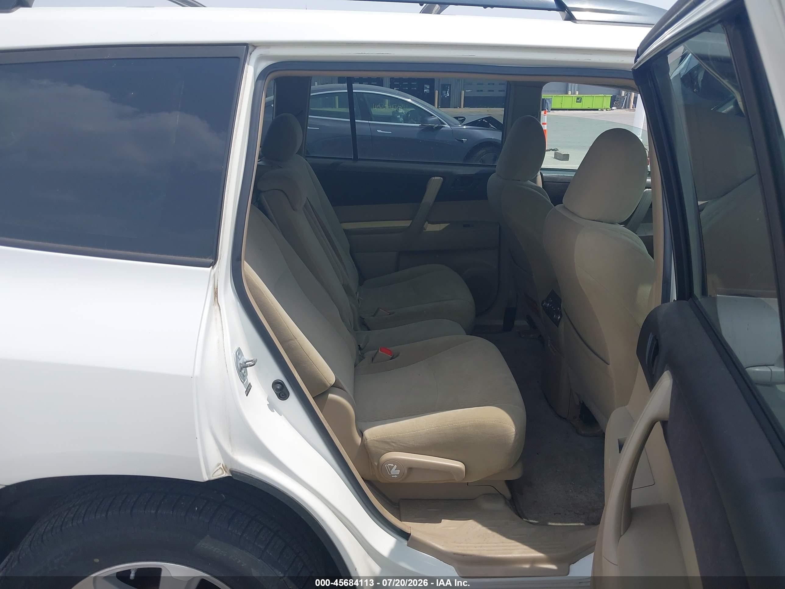 2010 Toyota Highlander Base V6 White vin: 5TDZK3EH9AS003091