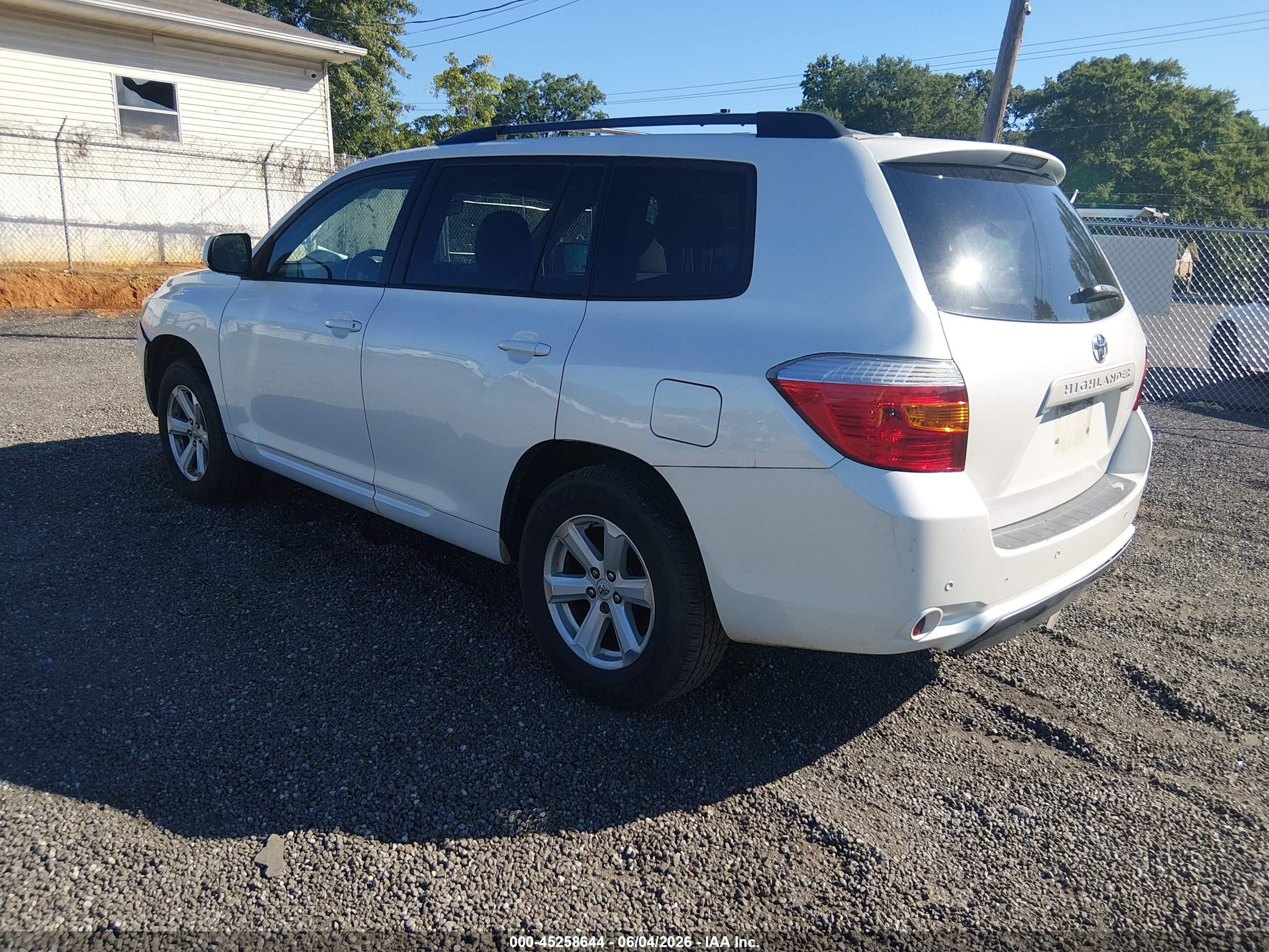 2010 Toyota Highlander Base V6 Белый vin: 5TDZK3EH9AS004550