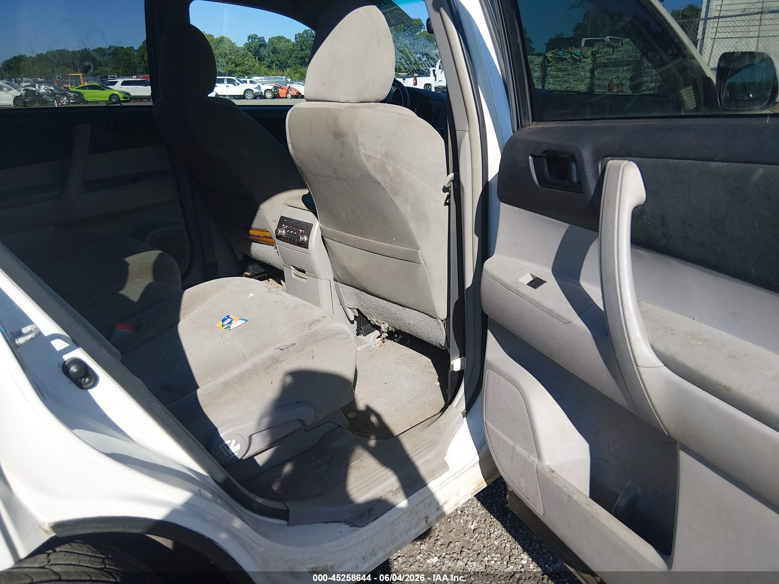 2010 Toyota Highlander Base V6 Белый vin: 5TDZK3EH9AS004550