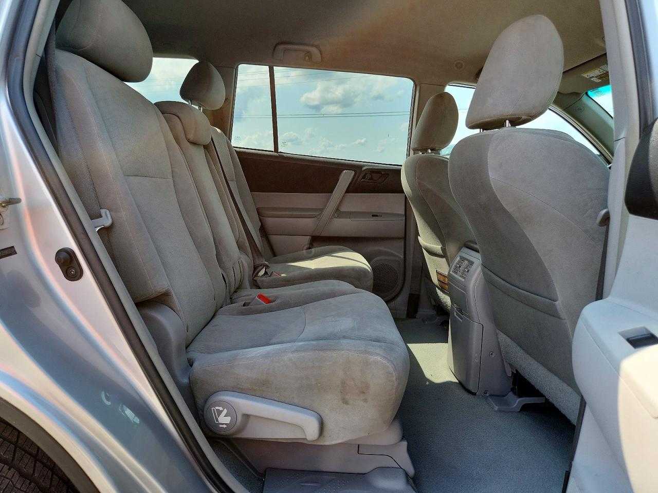 2010 Toyota Highlander Base Серебряный vin: 5TDZK3EH9AS005889