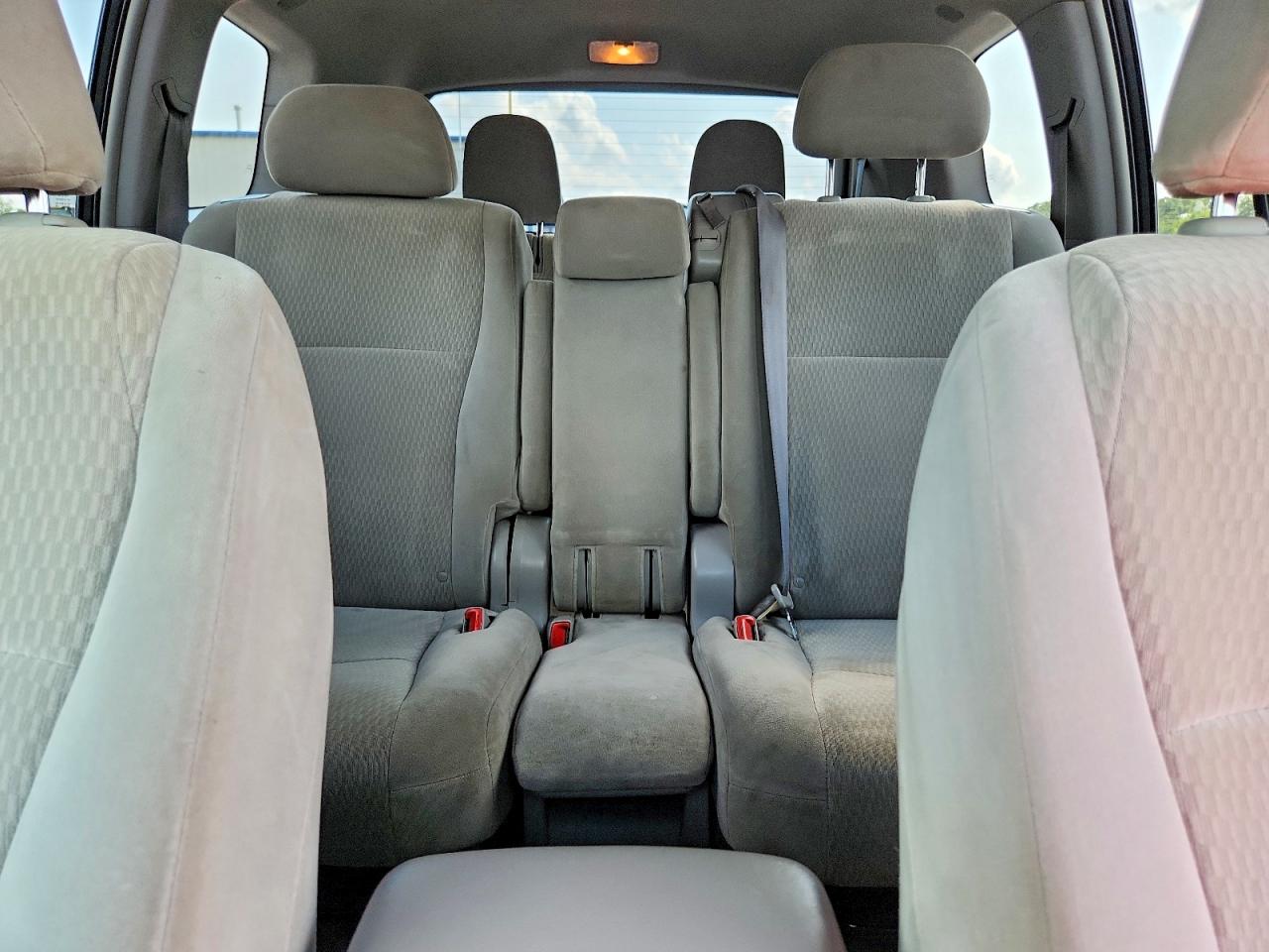 2010 Toyota Highlander Base Серебряный vin: 5TDZK3EH9AS005889
