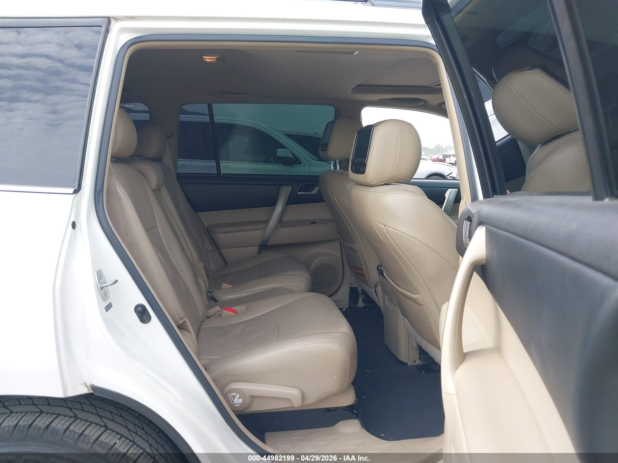 2011 Toyota Highlander Se V6 White vin: 5TDZK3EH9BS042345