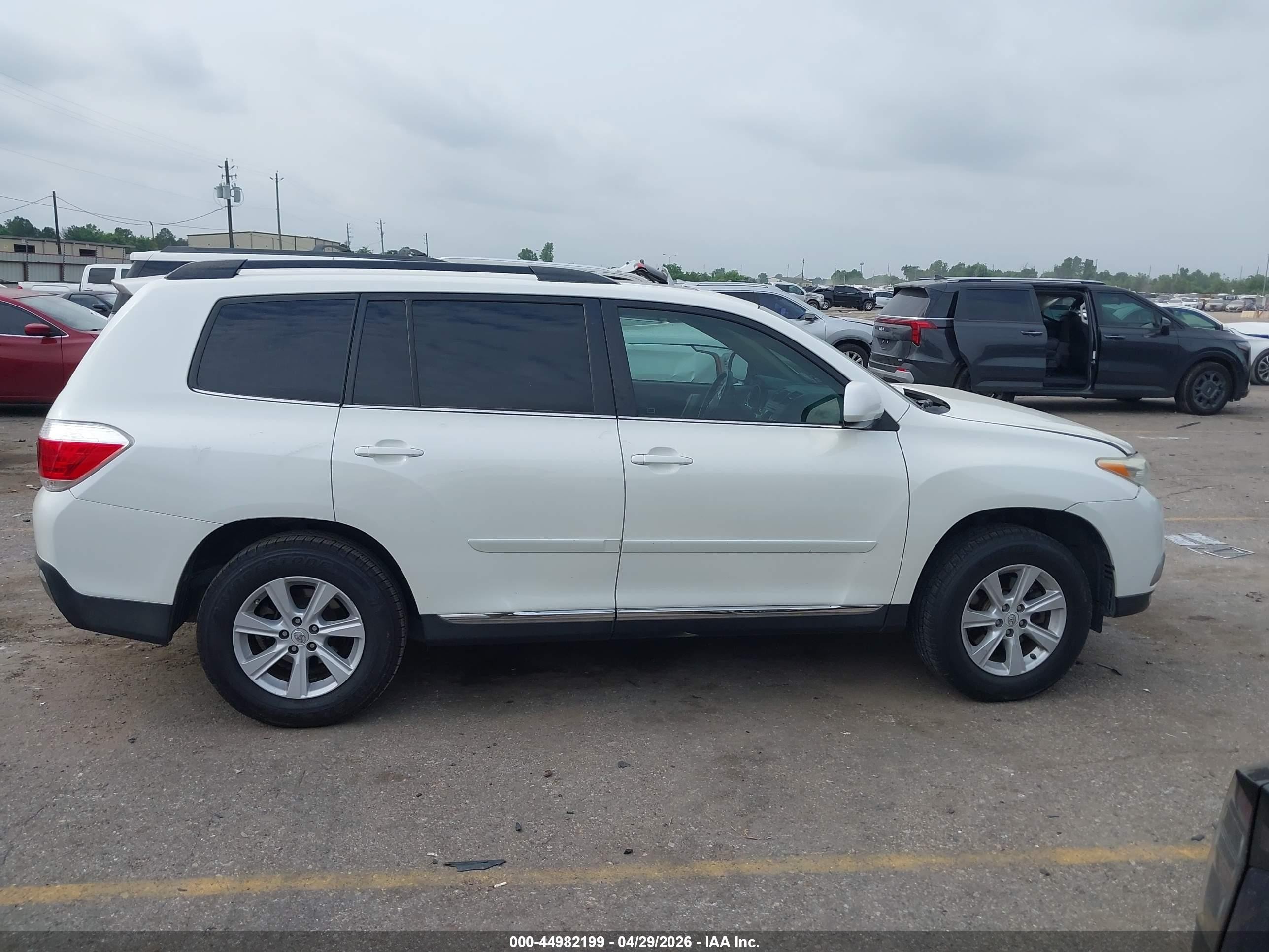 2011 Toyota Highlander Se V6 White vin: 5TDZK3EH9BS042345