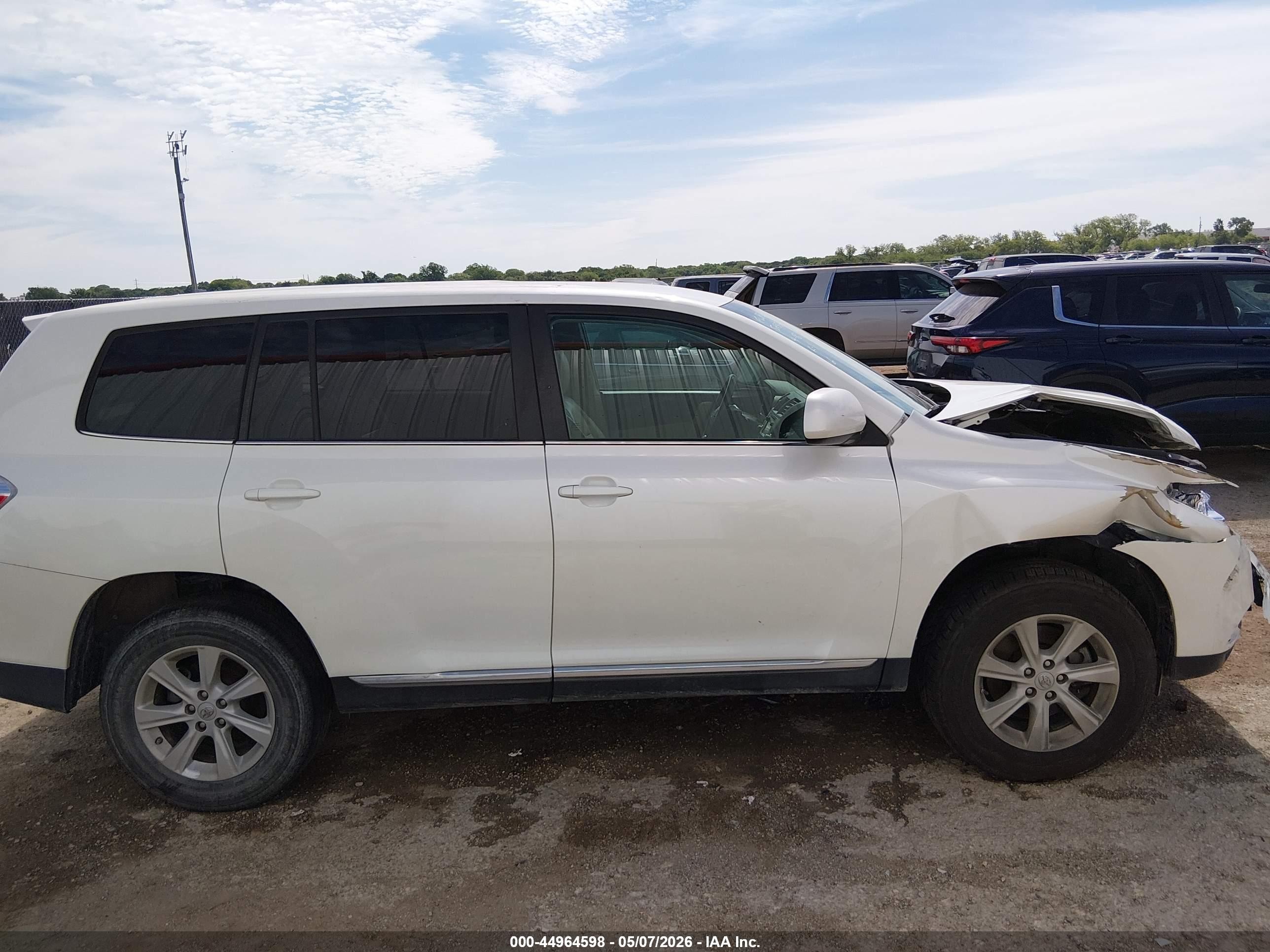 2013 Toyota Highlander Base V6 White vin: 5TDZK3EH9DS120903