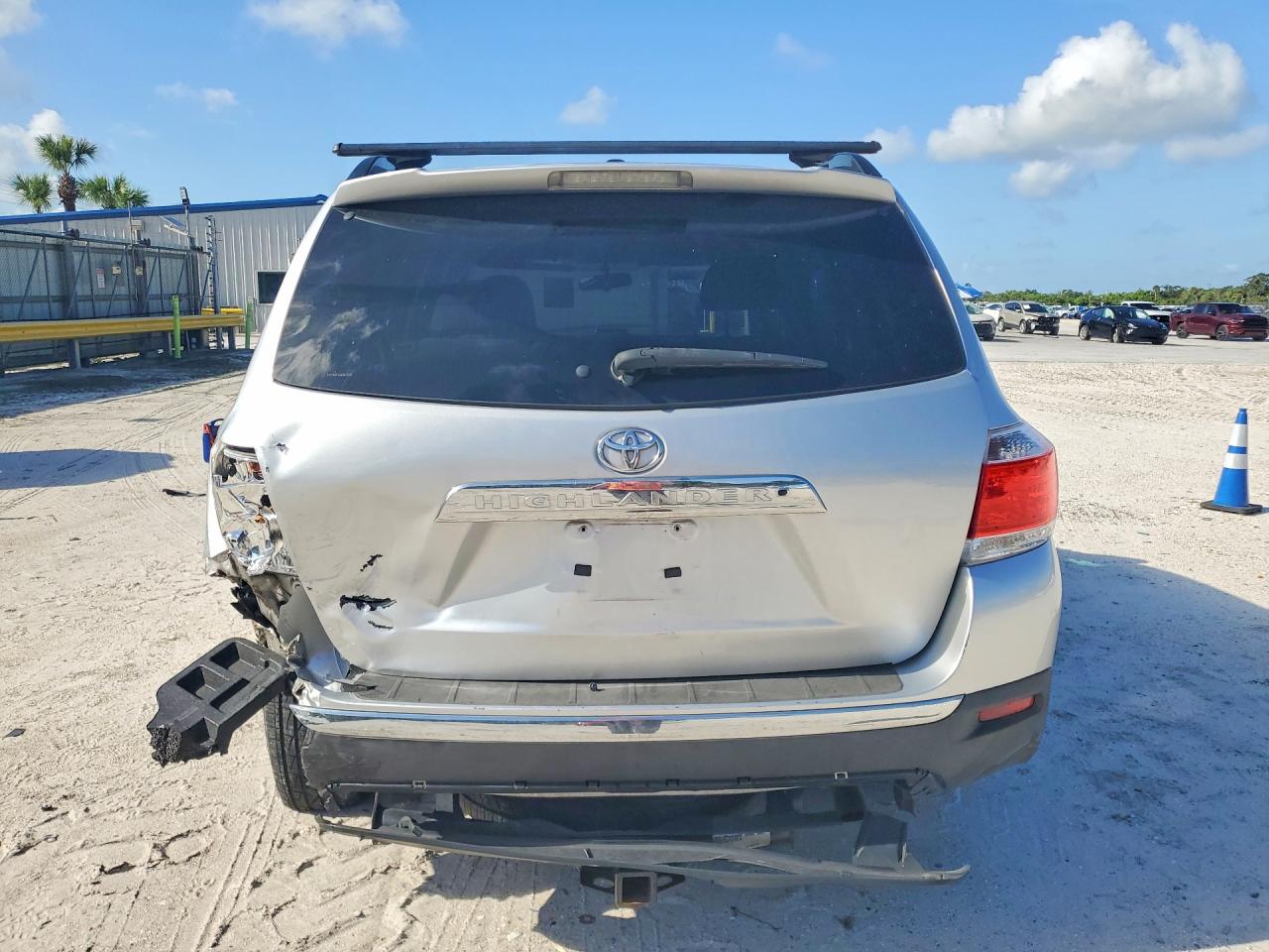 2011 Toyota Highlander Base Серебряный vin: 5TDZK3EHXBS031287