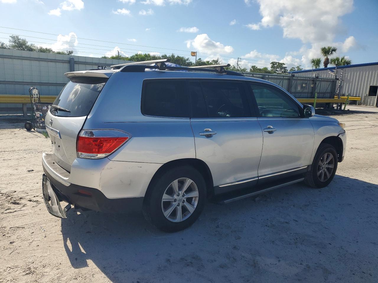 2011 Toyota Highlander Base Серебряный vin: 5TDZK3EHXBS031287