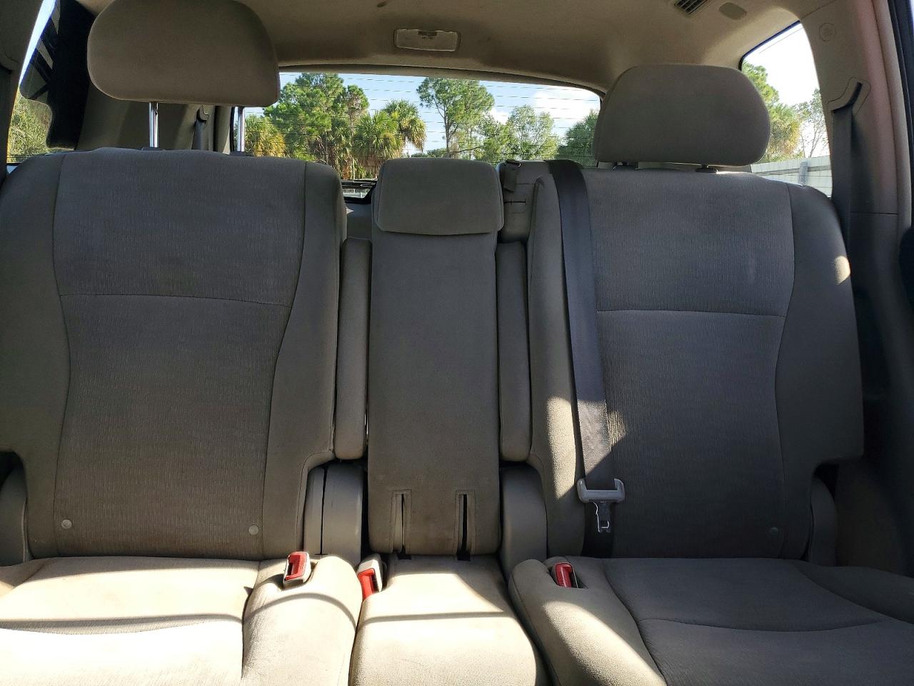 2011 Toyota Highlander Base Серебряный vin: 5TDZK3EHXBS031287