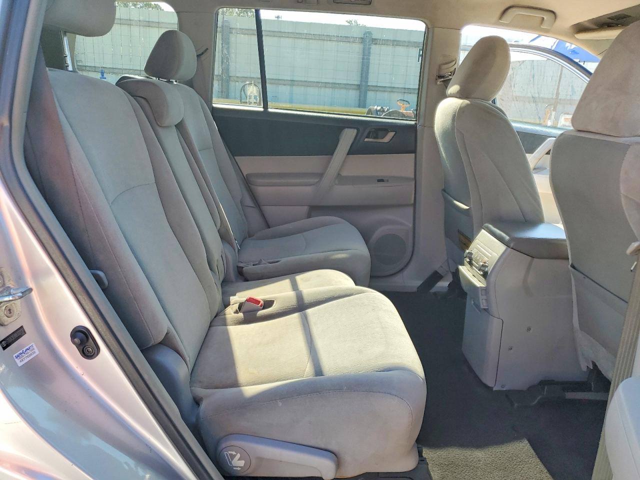 2011 Toyota Highlander Base Серебряный vin: 5TDZK3EHXBS031287