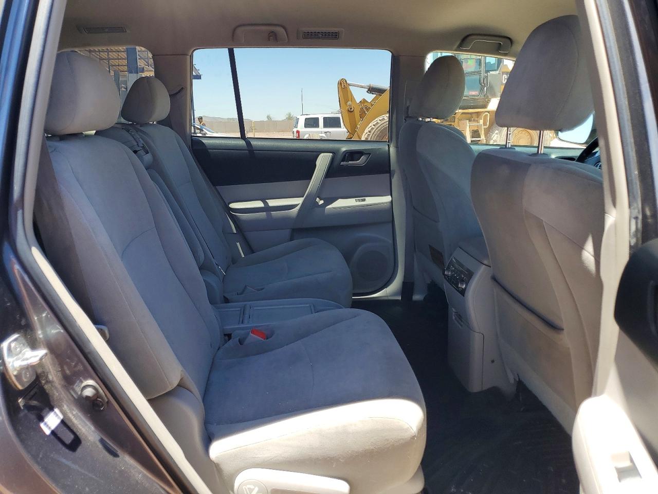 2011 Toyota Highlander Base Silver vin: 5TDZK3EHXBS040717