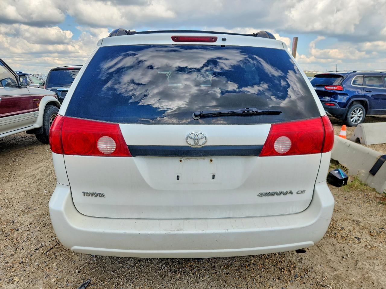 2010 Toyota Sienna Ce White vin: 5TDZK4CC3AS338201