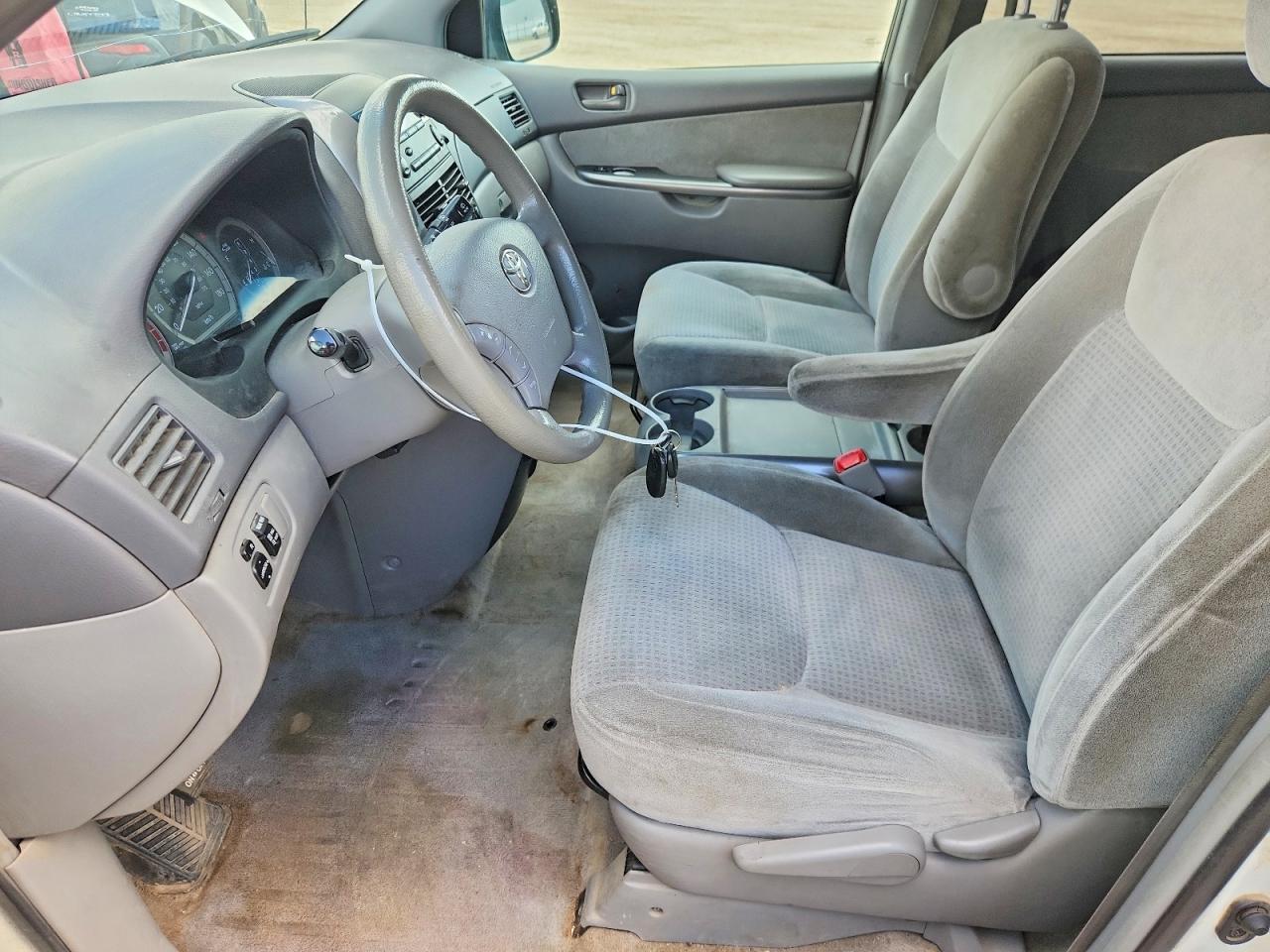 2010 Toyota Sienna Ce White vin: 5TDZK4CC3AS338201