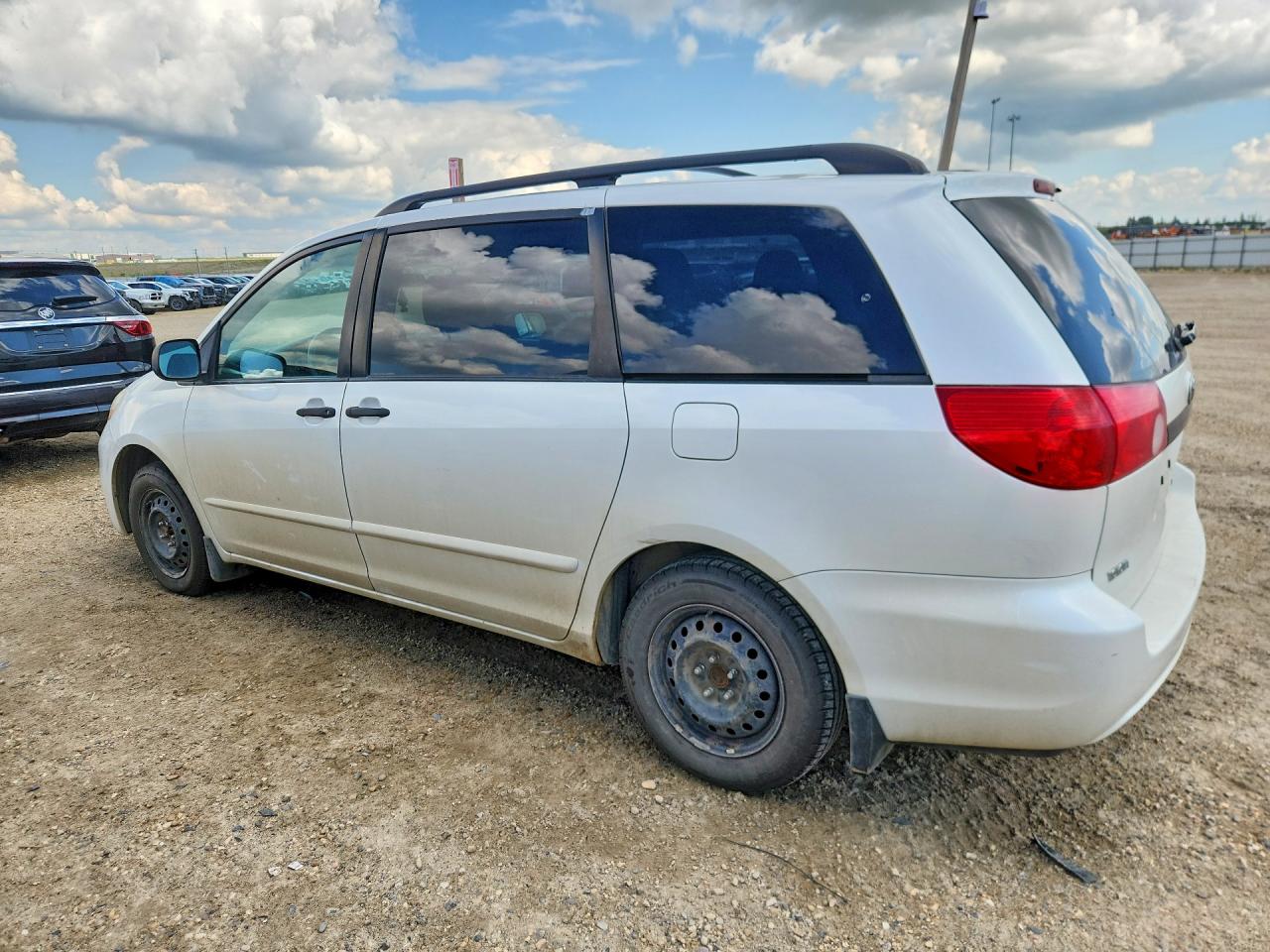 2010 Toyota Sienna Ce White vin: 5TDZK4CC3AS338201