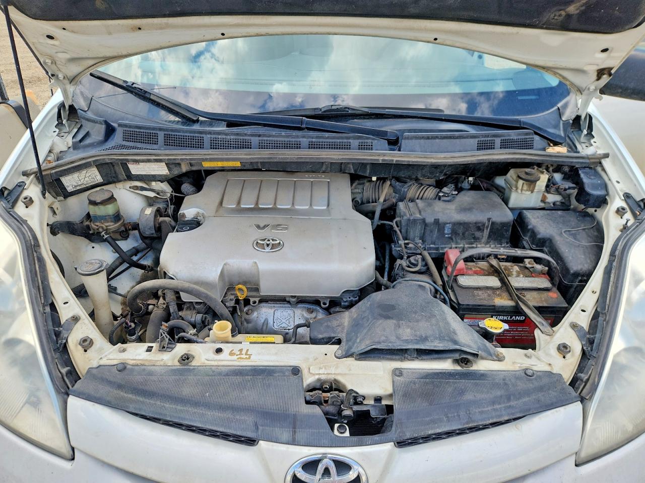 2010 Toyota Sienna Ce White vin: 5TDZK4CC3AS338201