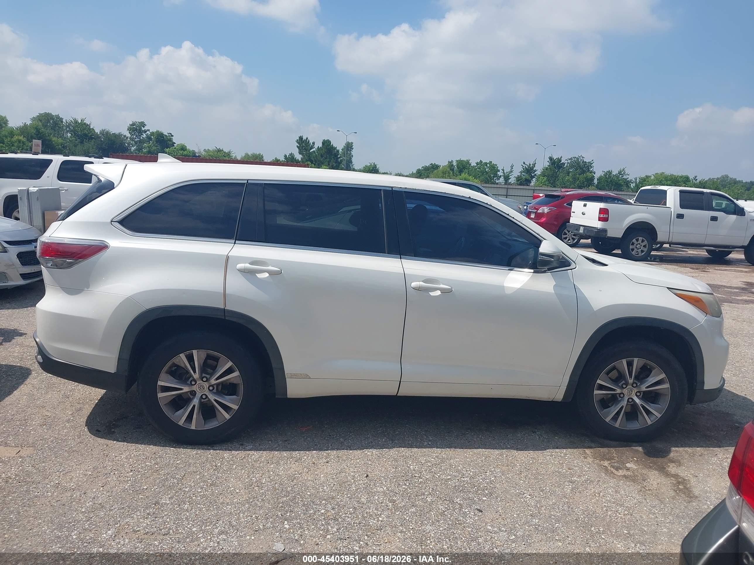 2015 Toyota Highlander Le Plus V6 White vin: 5TDZKRFH1FS055534