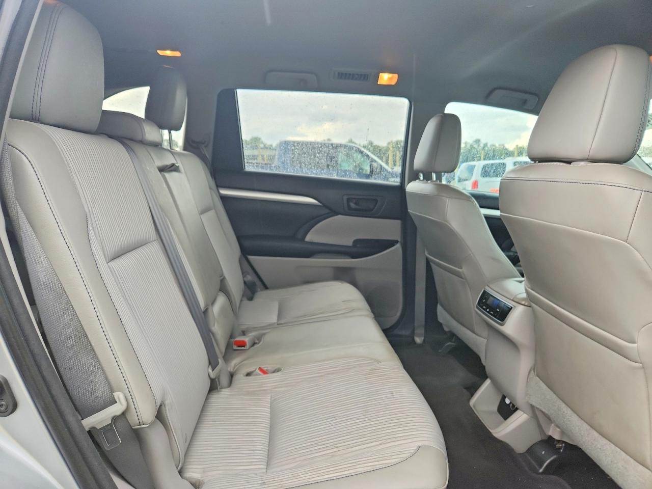 2015 Toyota Highlander Le Plus Silver vin: 5TDZKRFH1FS075752