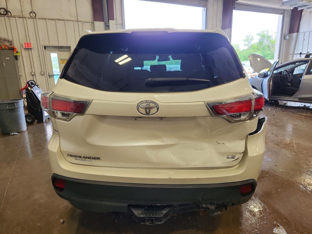 2015 Toyota Highlander Le White vin: 5TDZKRFH1FS109768