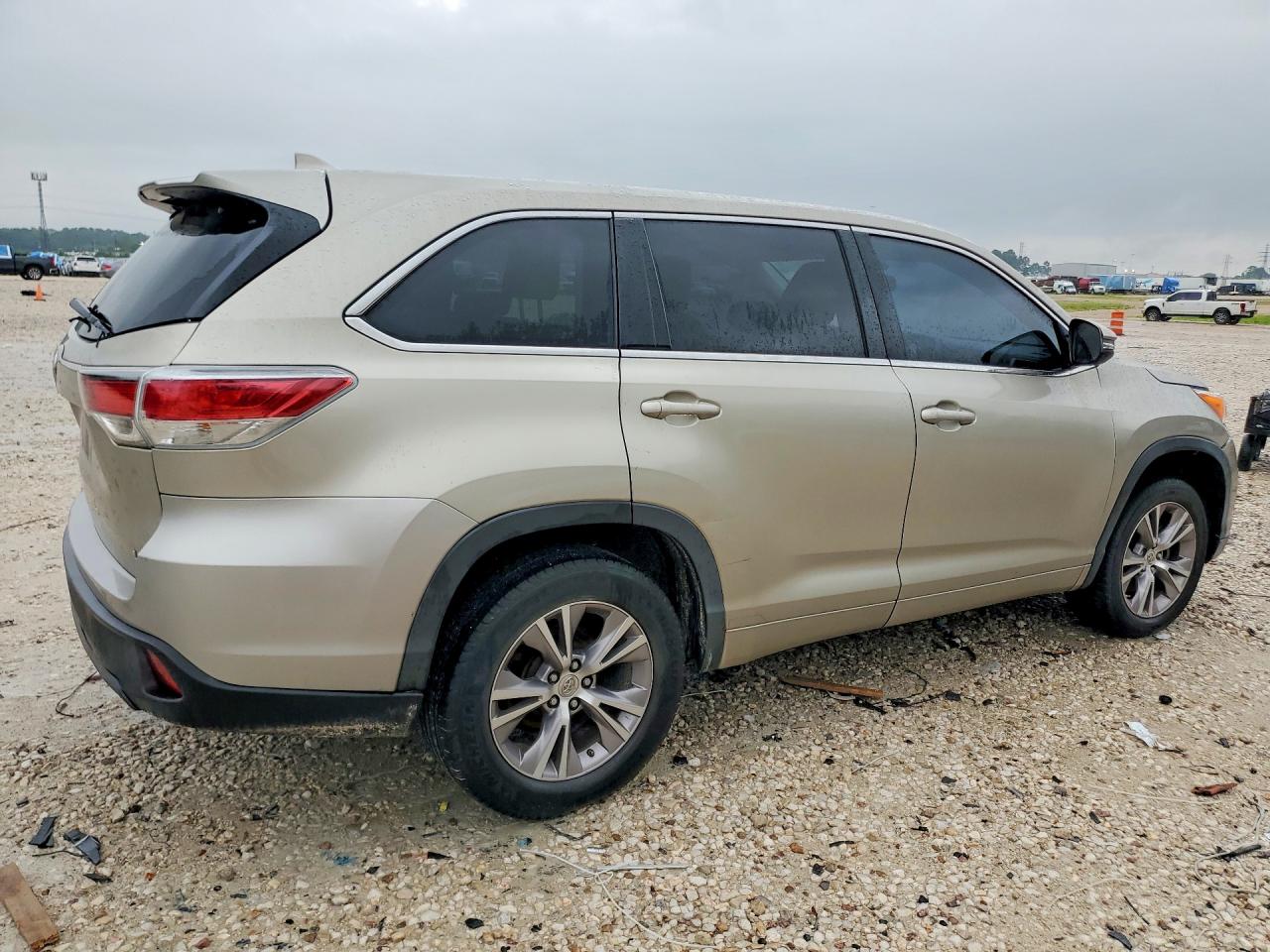 2014 Toyota Highlander Le Plus Beige vin: 5TDZKRFH2ES004848