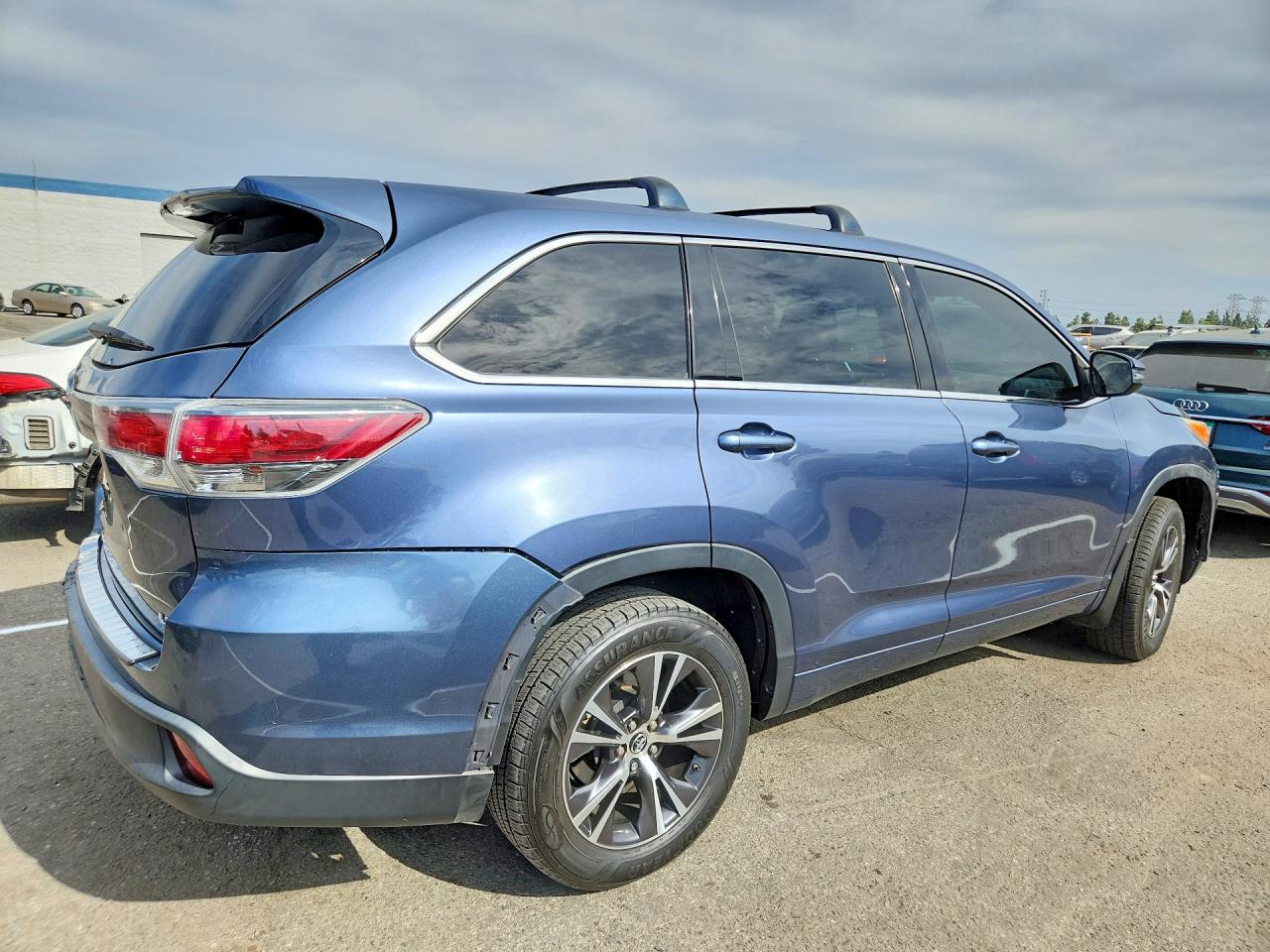 2015 Toyota Highlander Le Blue vin: 5TDZKRFH3FS042896