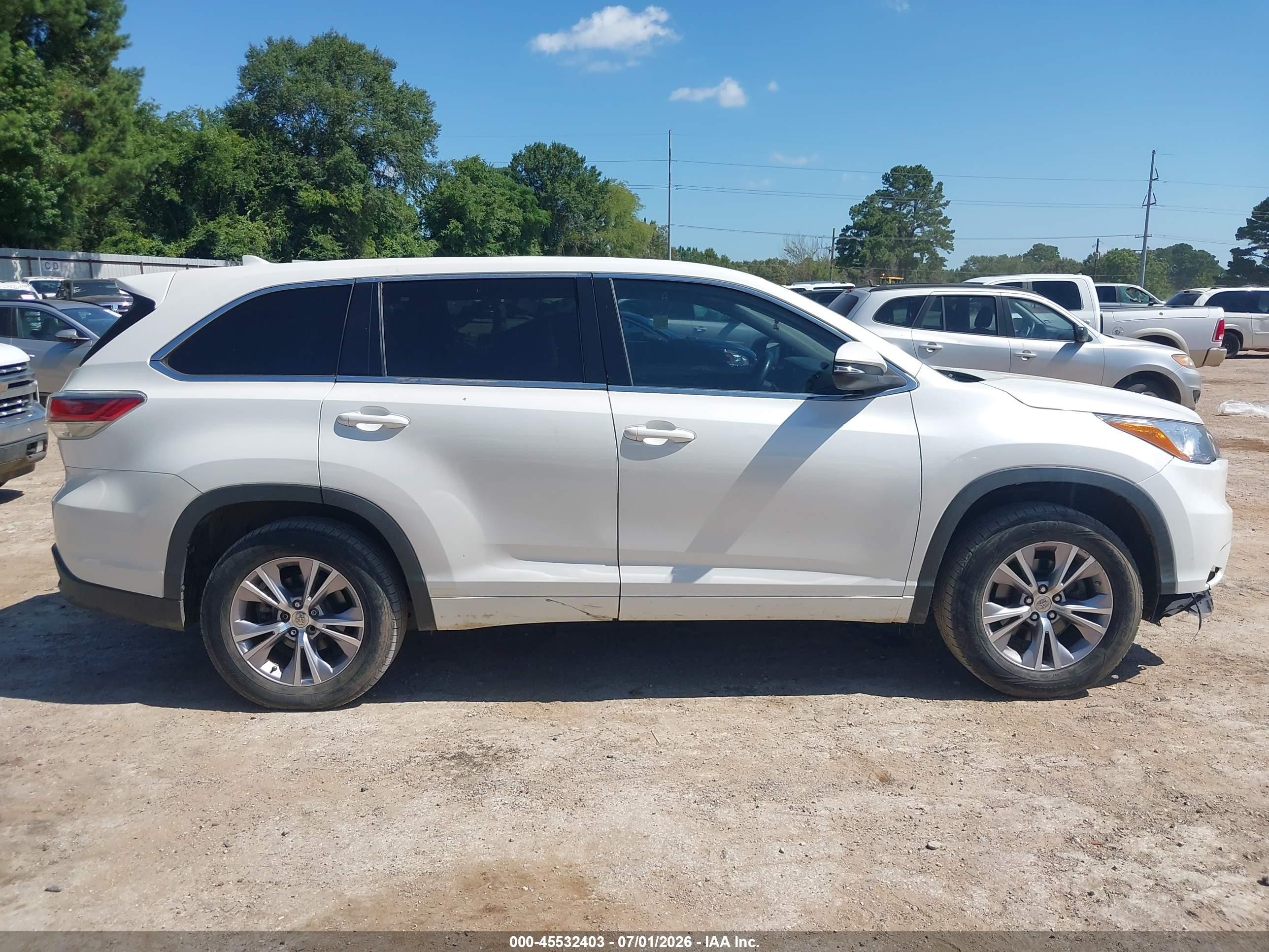 2015 Toyota Highlander Le Plus V6 White vin: 5TDZKRFH3FS119380