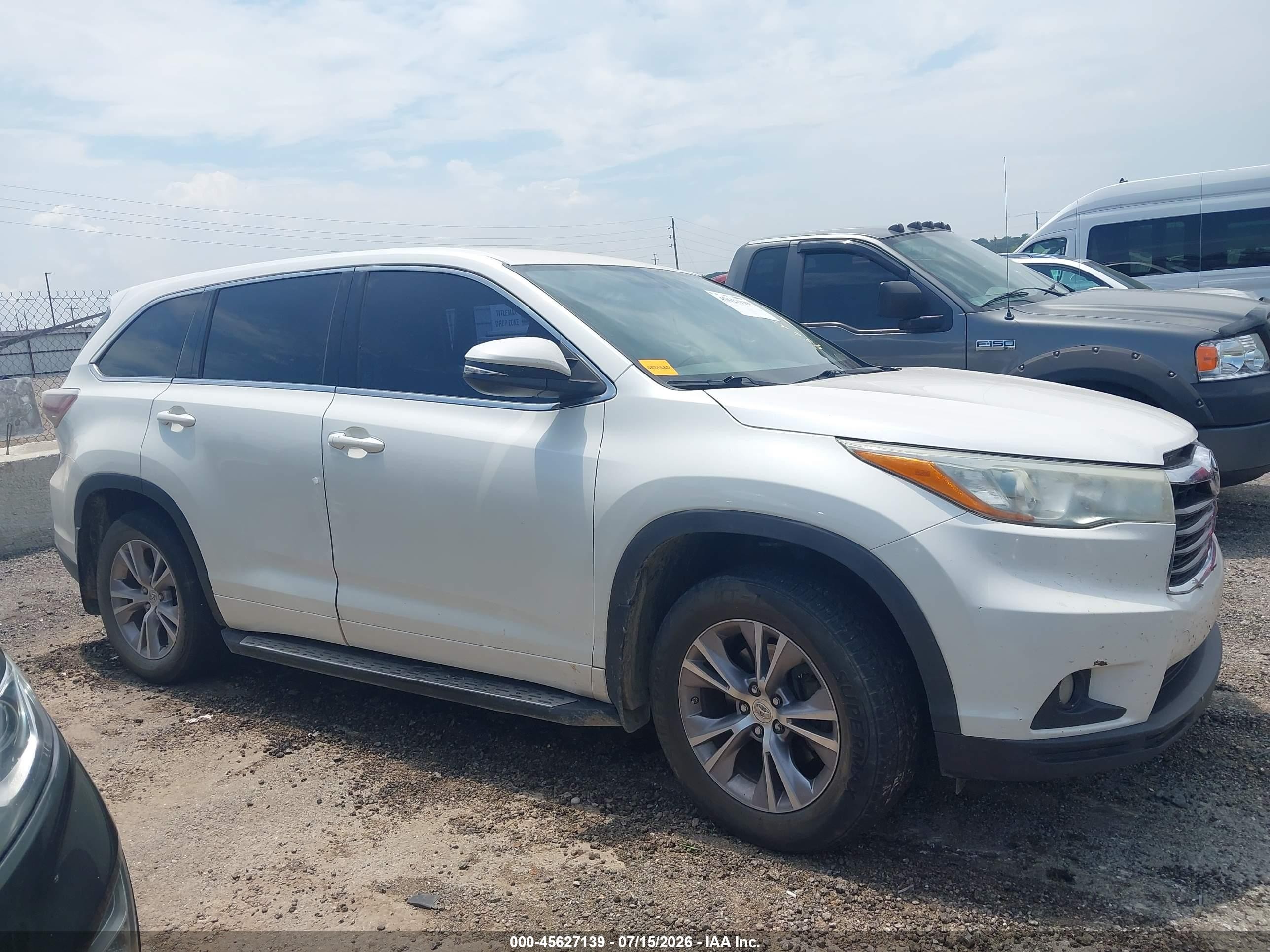 2015 Toyota Highlander Le Plus V6 White vin: 5TDZKRFH4FS085434