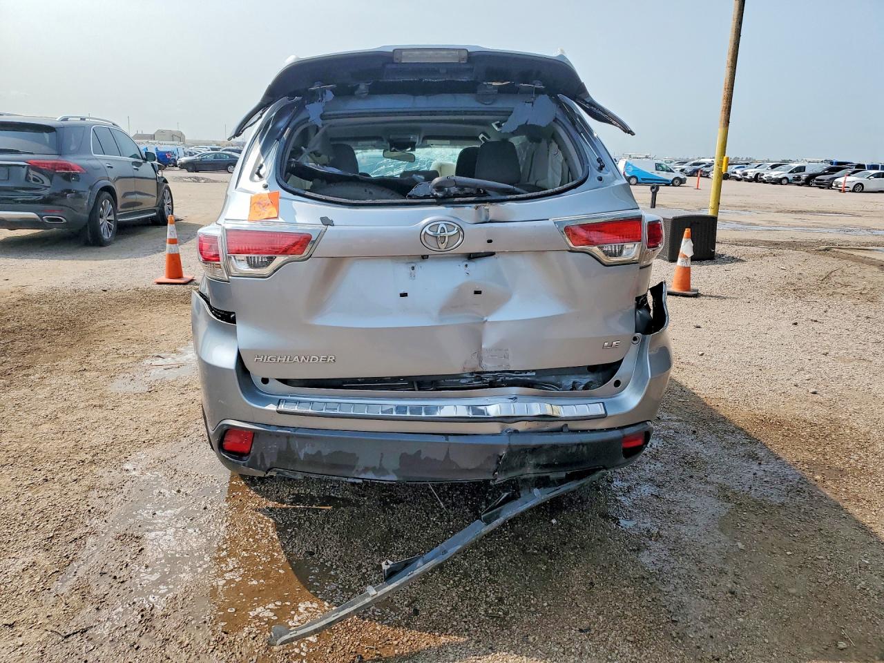 2015 Toyota Highlander Le Plus Silver vin: 5TDZKRFH4FS103026