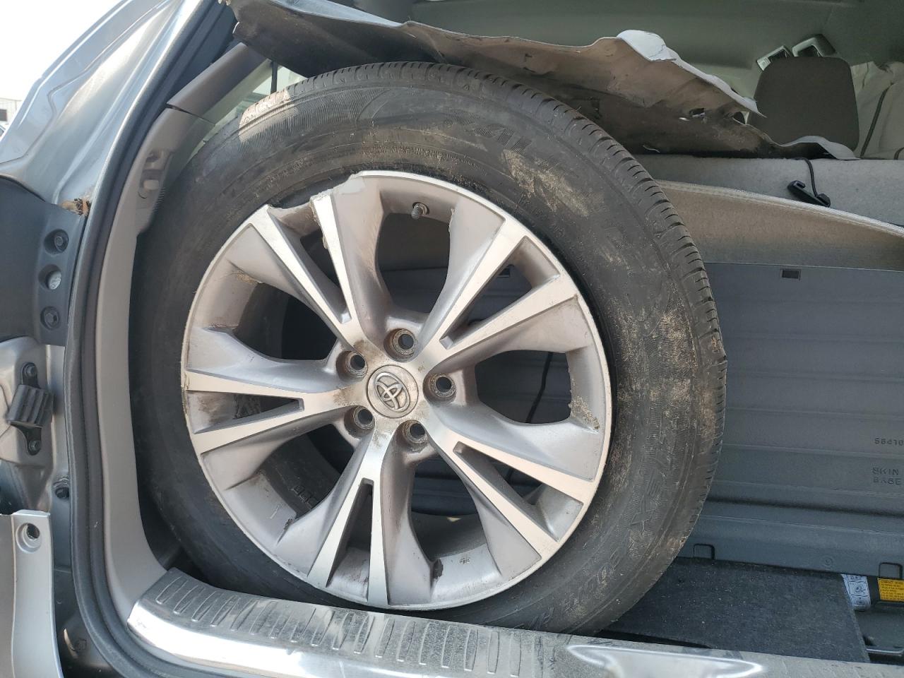 2015 Toyota Highlander Le Plus Silver vin: 5TDZKRFH4FS103026 Damage: Left Front Wheel, Broken, Replacement Required