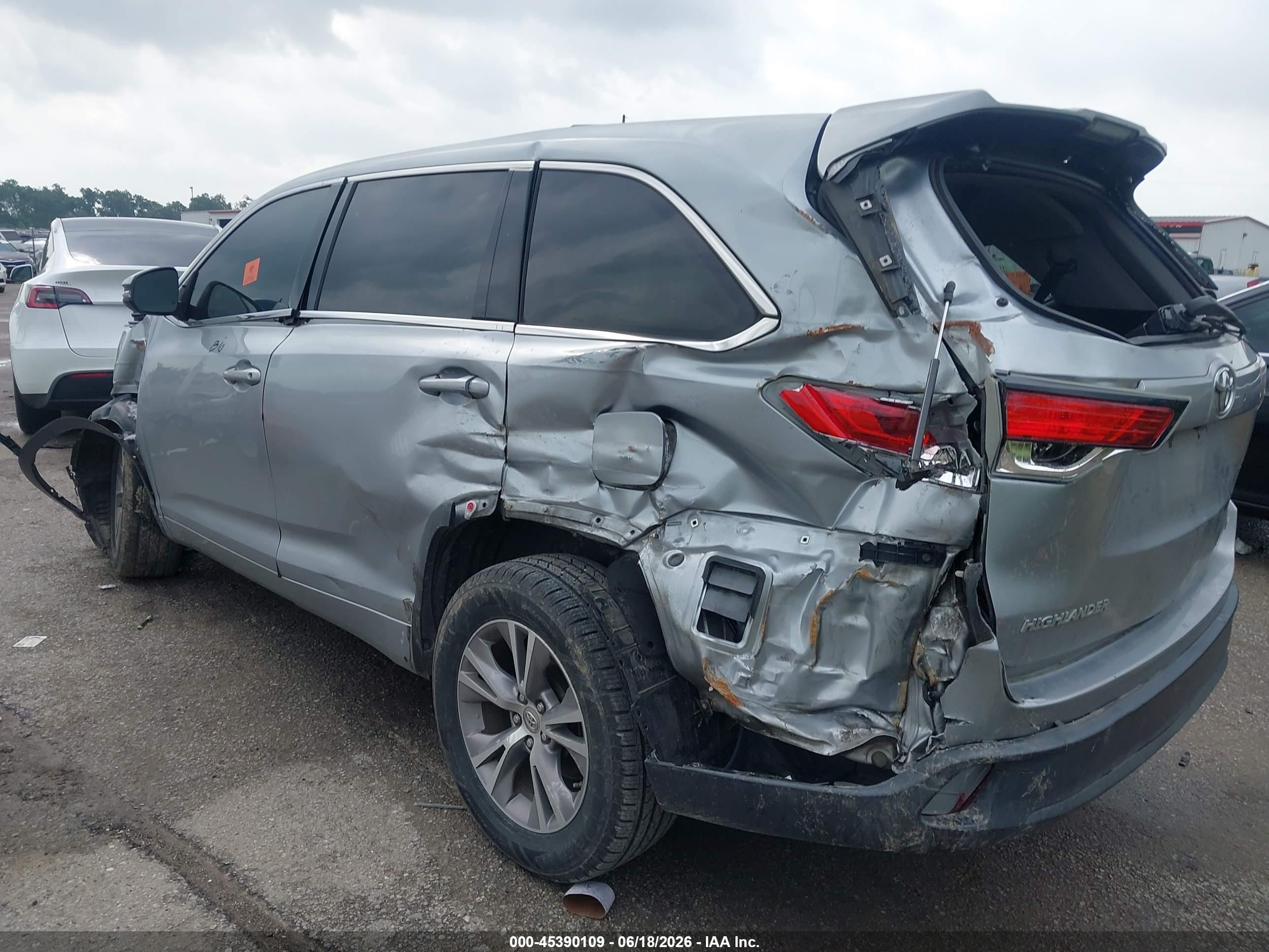 2015 Toyota Highlander Le Plus V6 Silver vin: 5TDZKRFH4FS106430