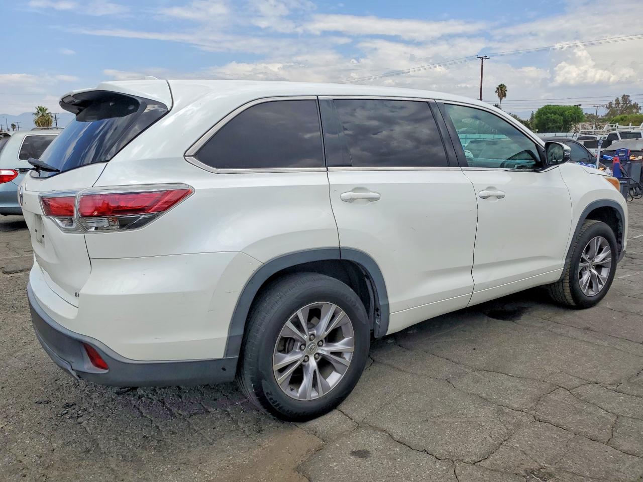2015 Toyota Highlander Le Plus White vin: 5TDZKRFH5FS081098