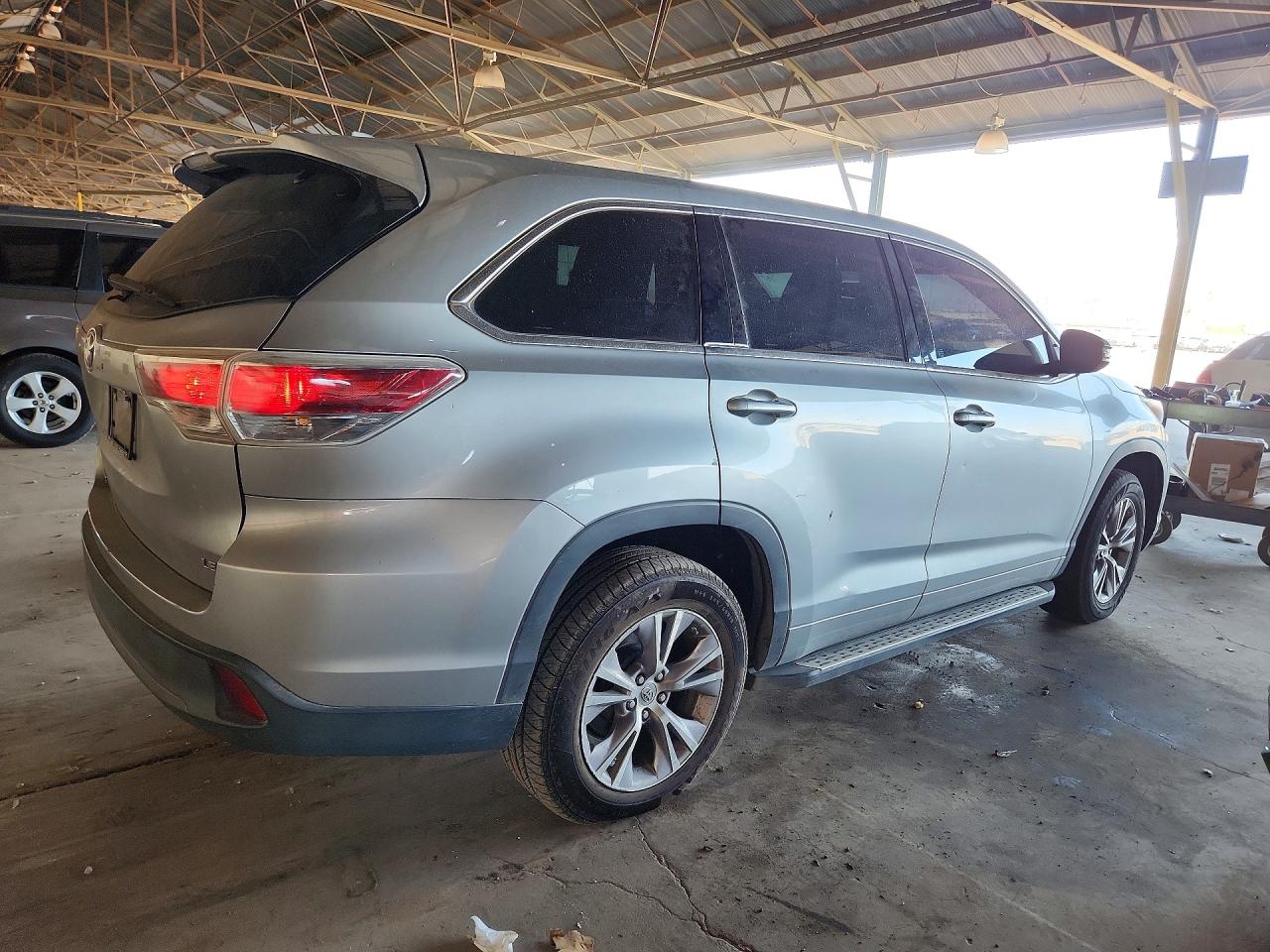 2015 Toyota Highlander Le Plus Silver vin: 5TDZKRFH6FS082602