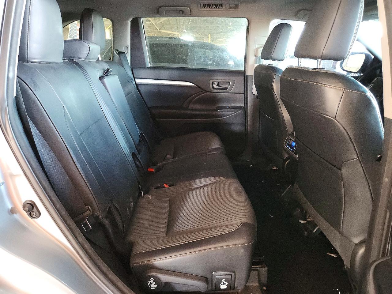 2015 Toyota Highlander Le Plus Silver vin: 5TDZKRFH6FS082602