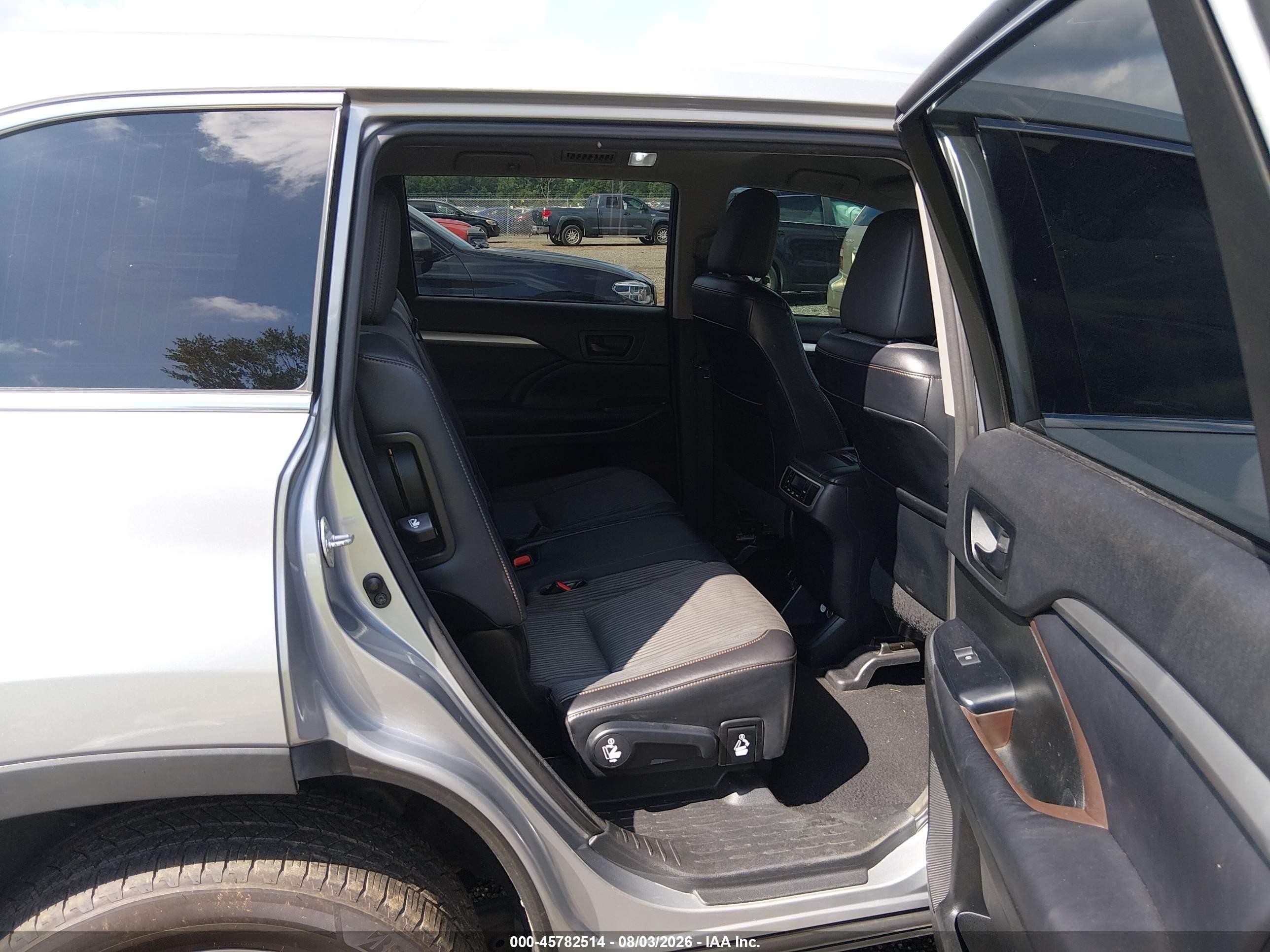 2015 Toyota Highlander Le Plus V6 Silver vin: 5TDZKRFH6FS115260