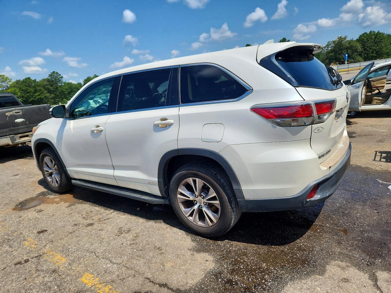 2015 Toyota Highlander Le Plus White vin: 5TDZKRFH8FS047303