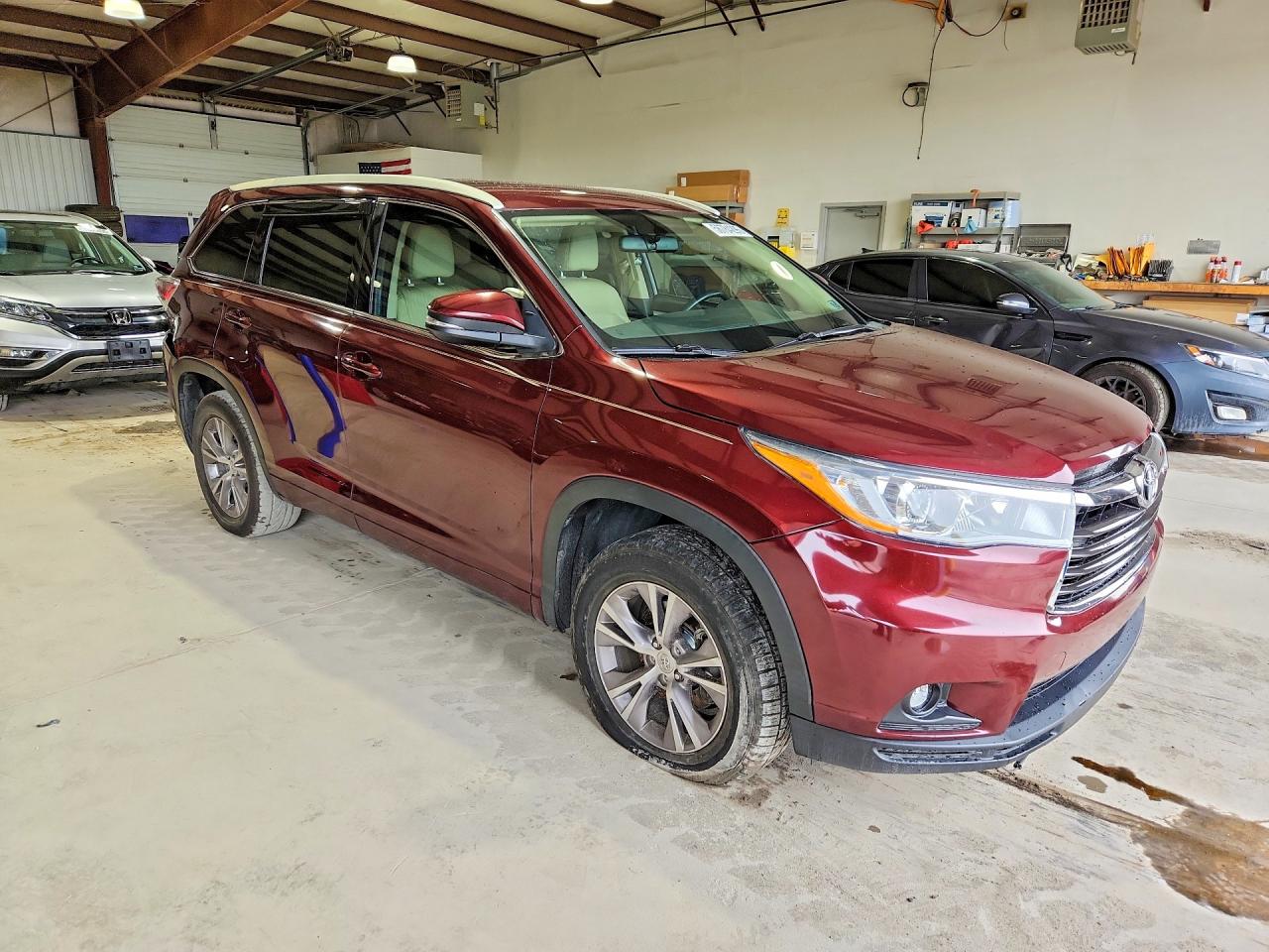 2015 Toyota Highlander Le Plus Burgundy vin: 5TDZKRFH8FS077434