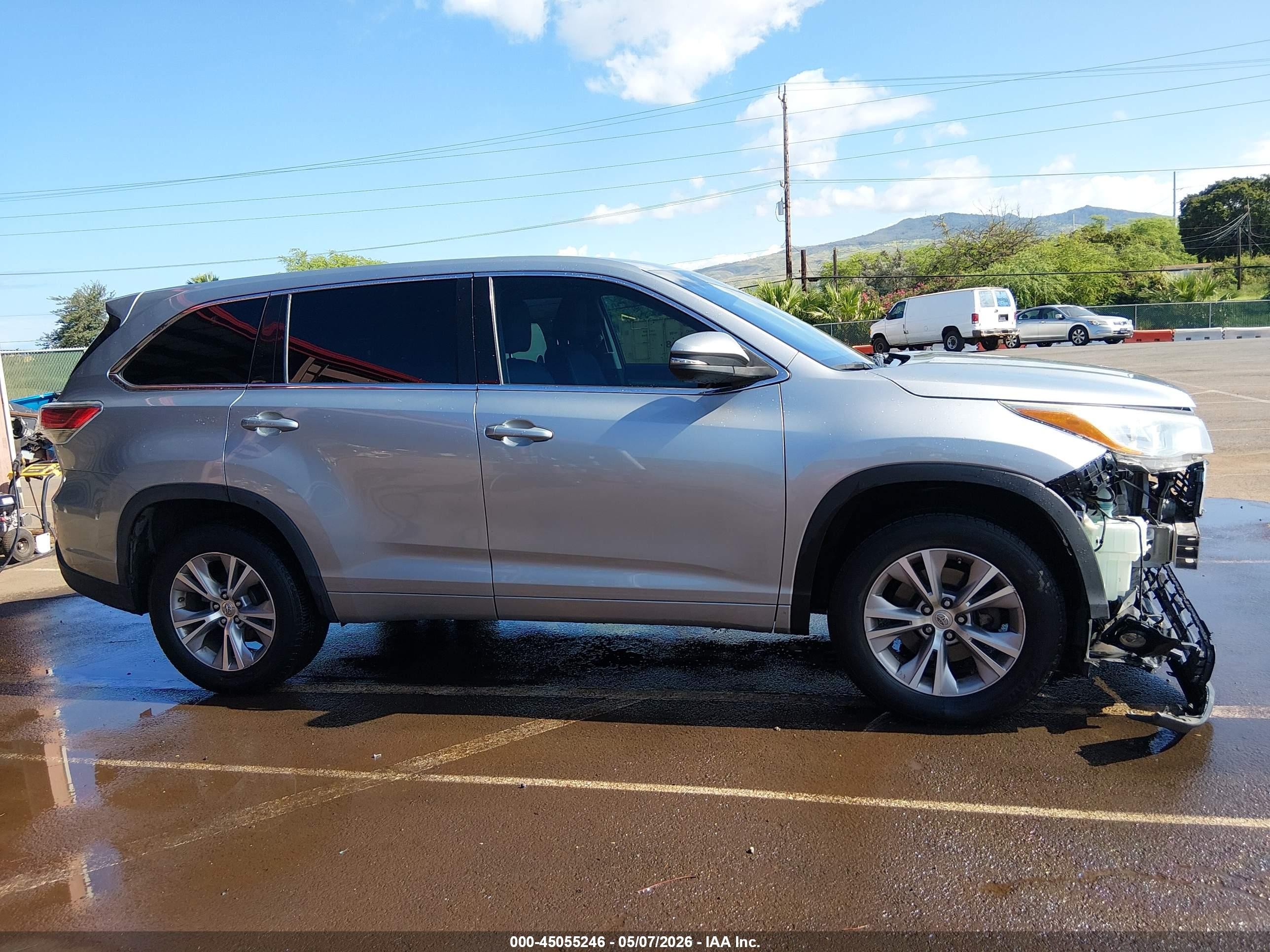 2015 Toyota Highlander Le V6 Silver vin: 5TDZKRFH8FS115907