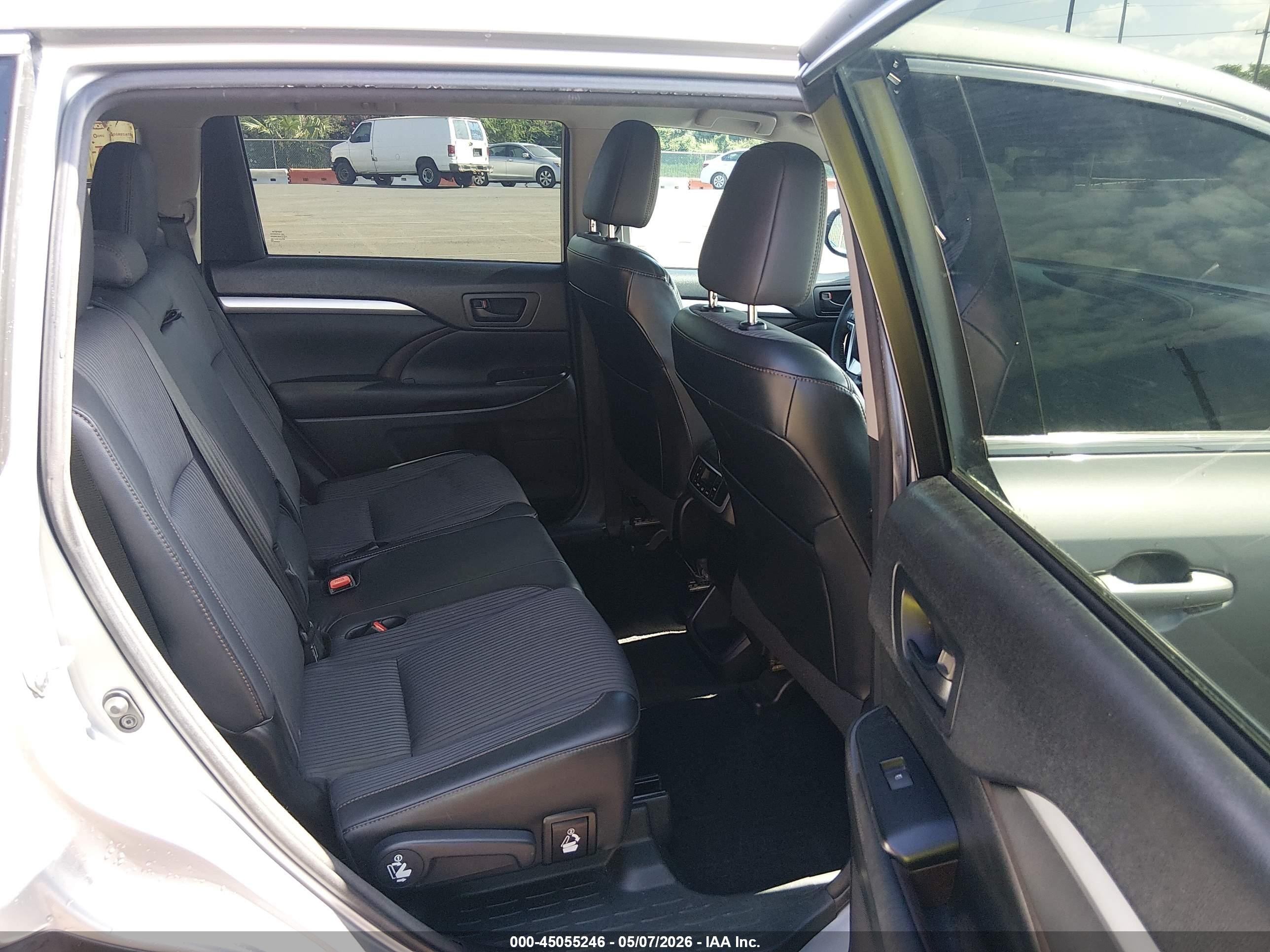 2015 Toyota Highlander Le V6 Silver vin: 5TDZKRFH8FS115907