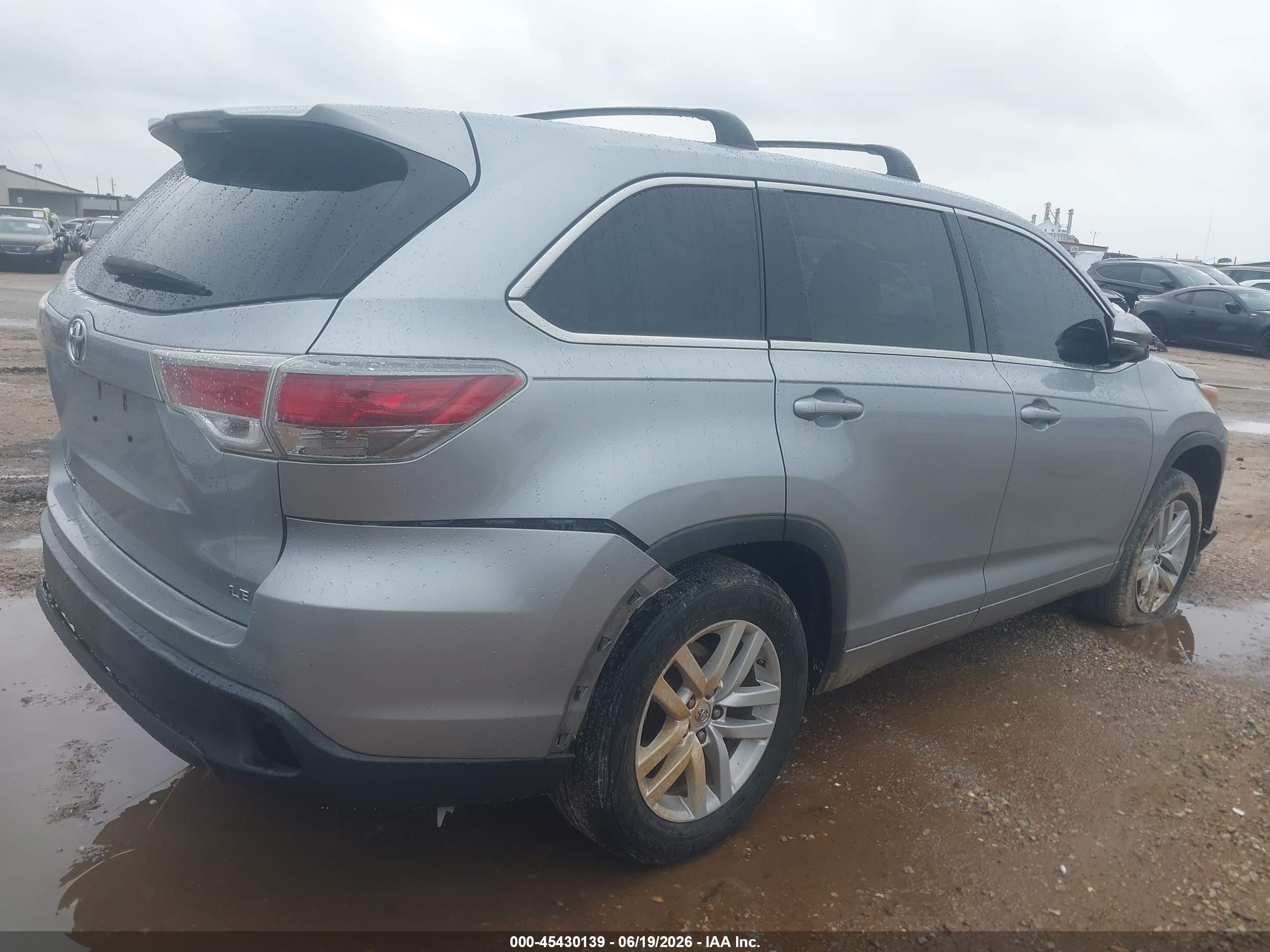 2015 Toyota Highlander Le V6 Silver vin: 5TDZKRFH8FS116507