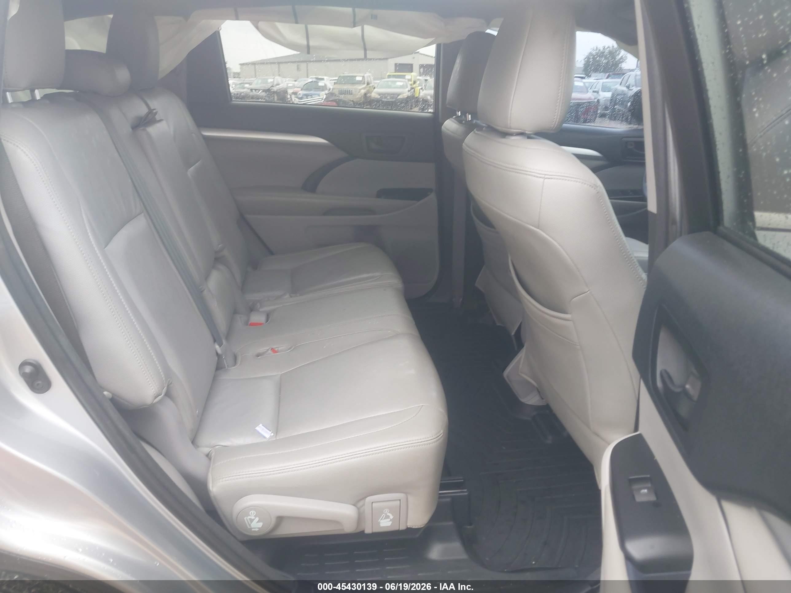 2015 Toyota Highlander Le V6 Silver vin: 5TDZKRFH8FS116507