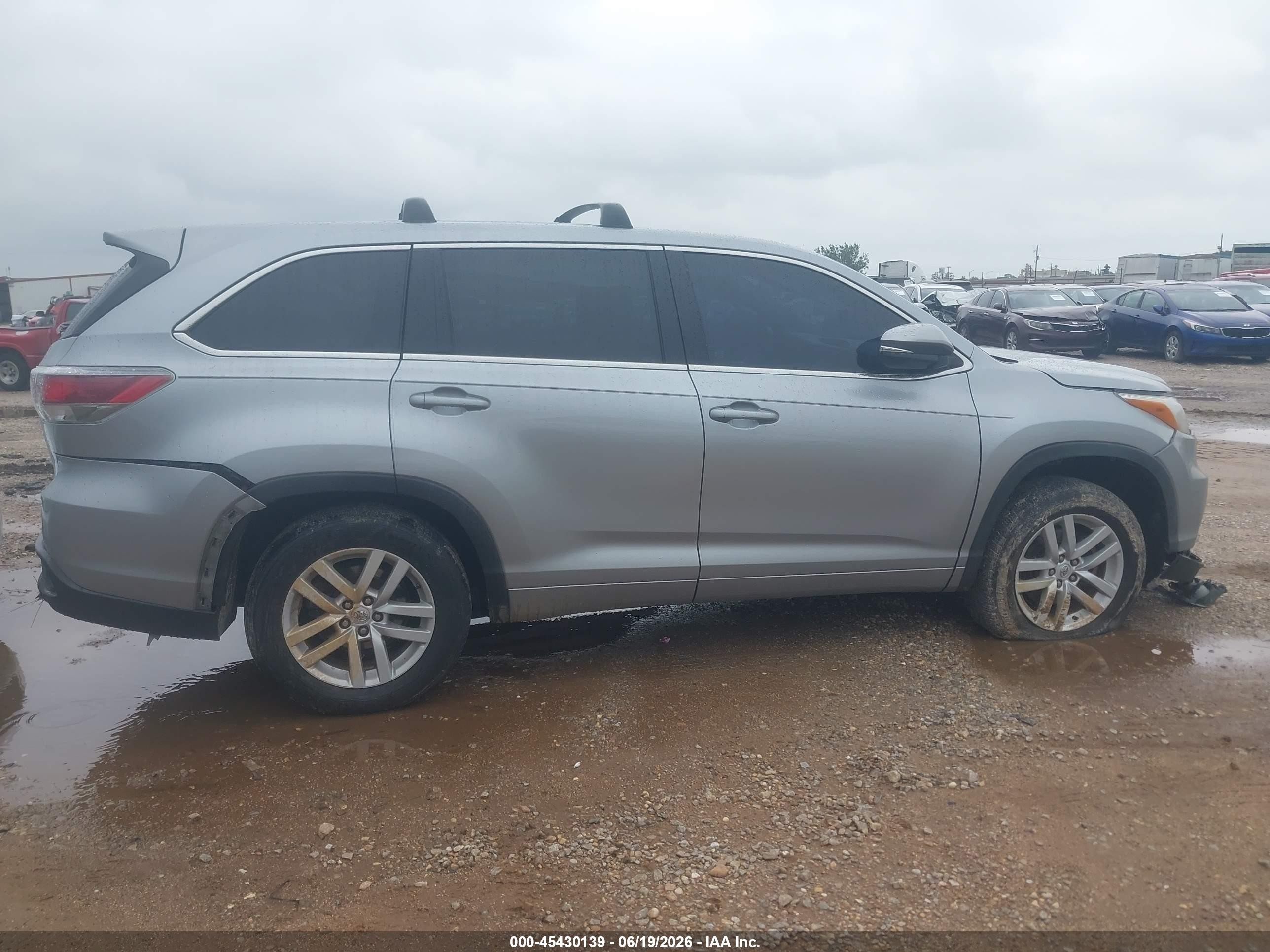 2015 Toyota Highlander Le V6 Silver vin: 5TDZKRFH8FS116507