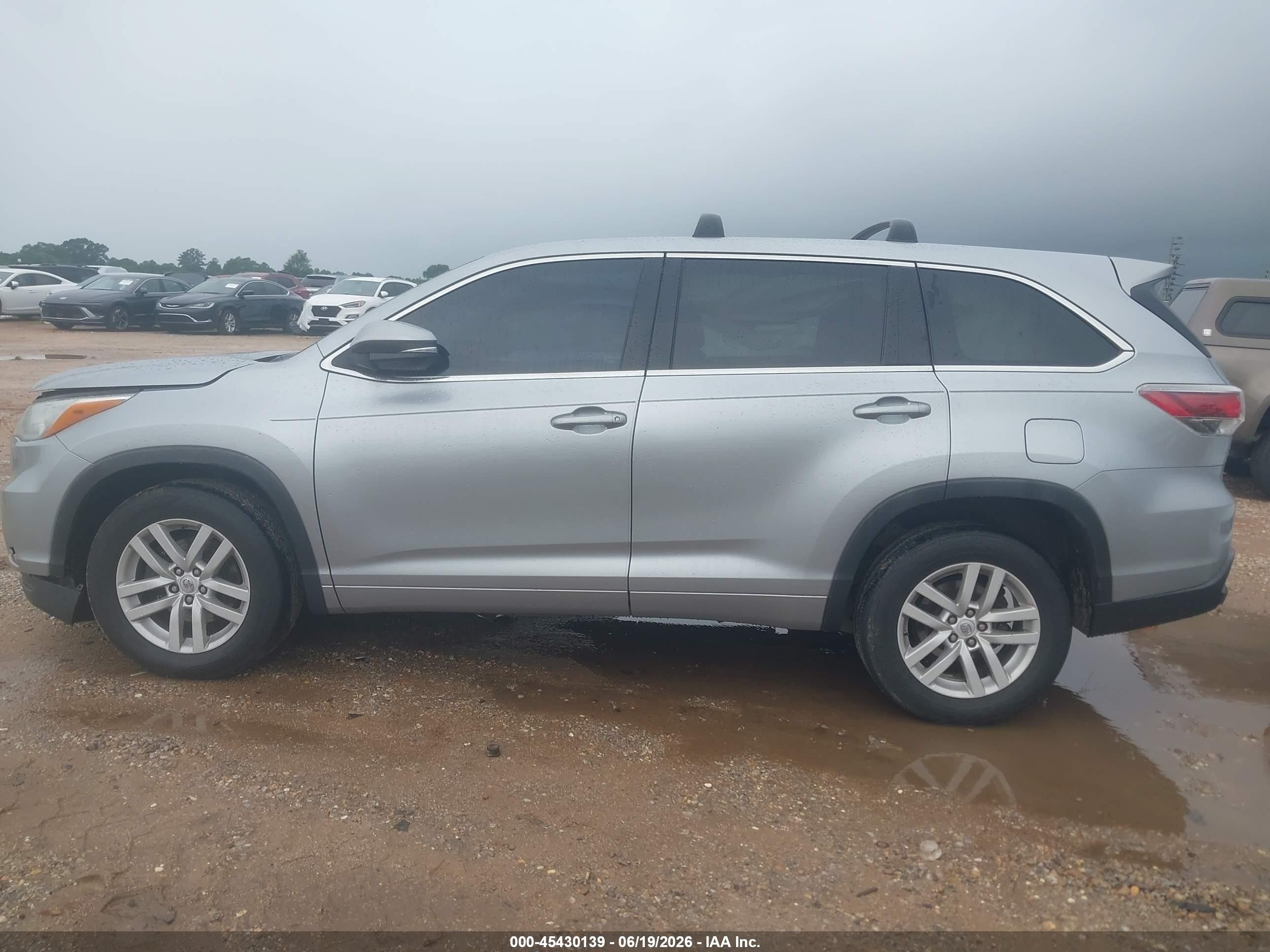 2015 Toyota Highlander Le V6 Silver vin: 5TDZKRFH8FS116507
