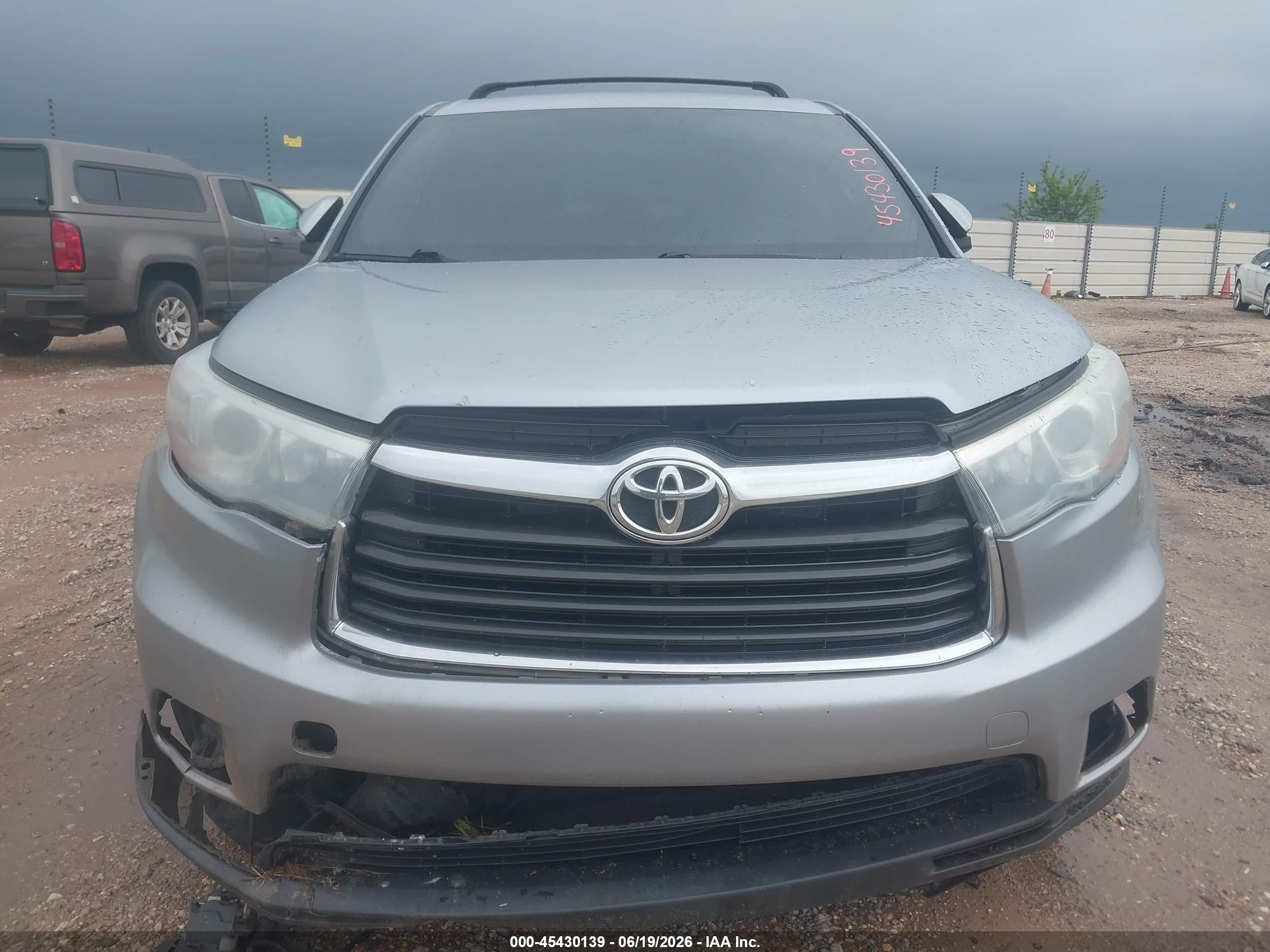 2015 Toyota Highlander Le V6 Silver vin: 5TDZKRFH8FS116507