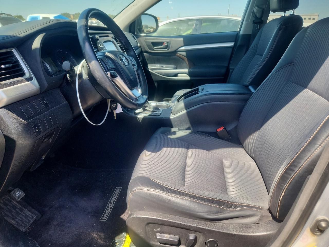 2015 Toyota Highlander Le Plus Серебряный vin: 5TDZKRFH9FS049853