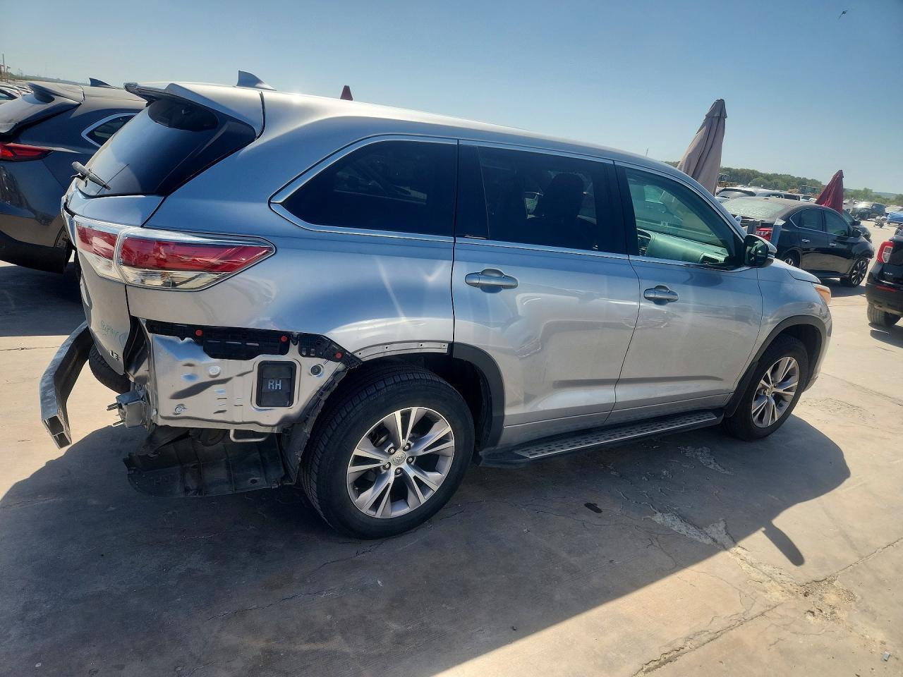 2015 Toyota Highlander Le Plus Серебряный vin: 5TDZKRFH9FS049853