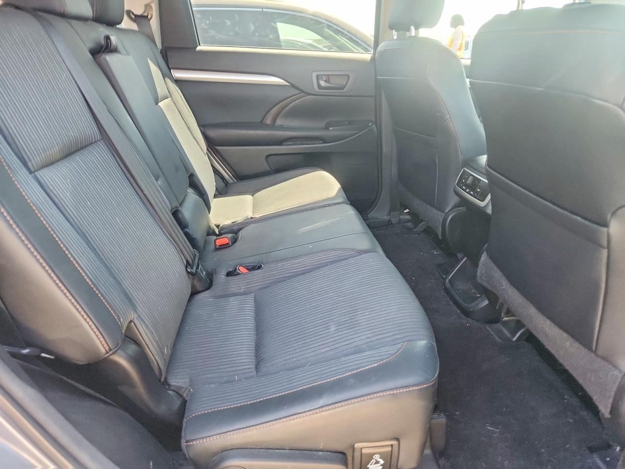 2015 Toyota Highlander Le Plus Серебряный vin: 5TDZKRFH9FS049853