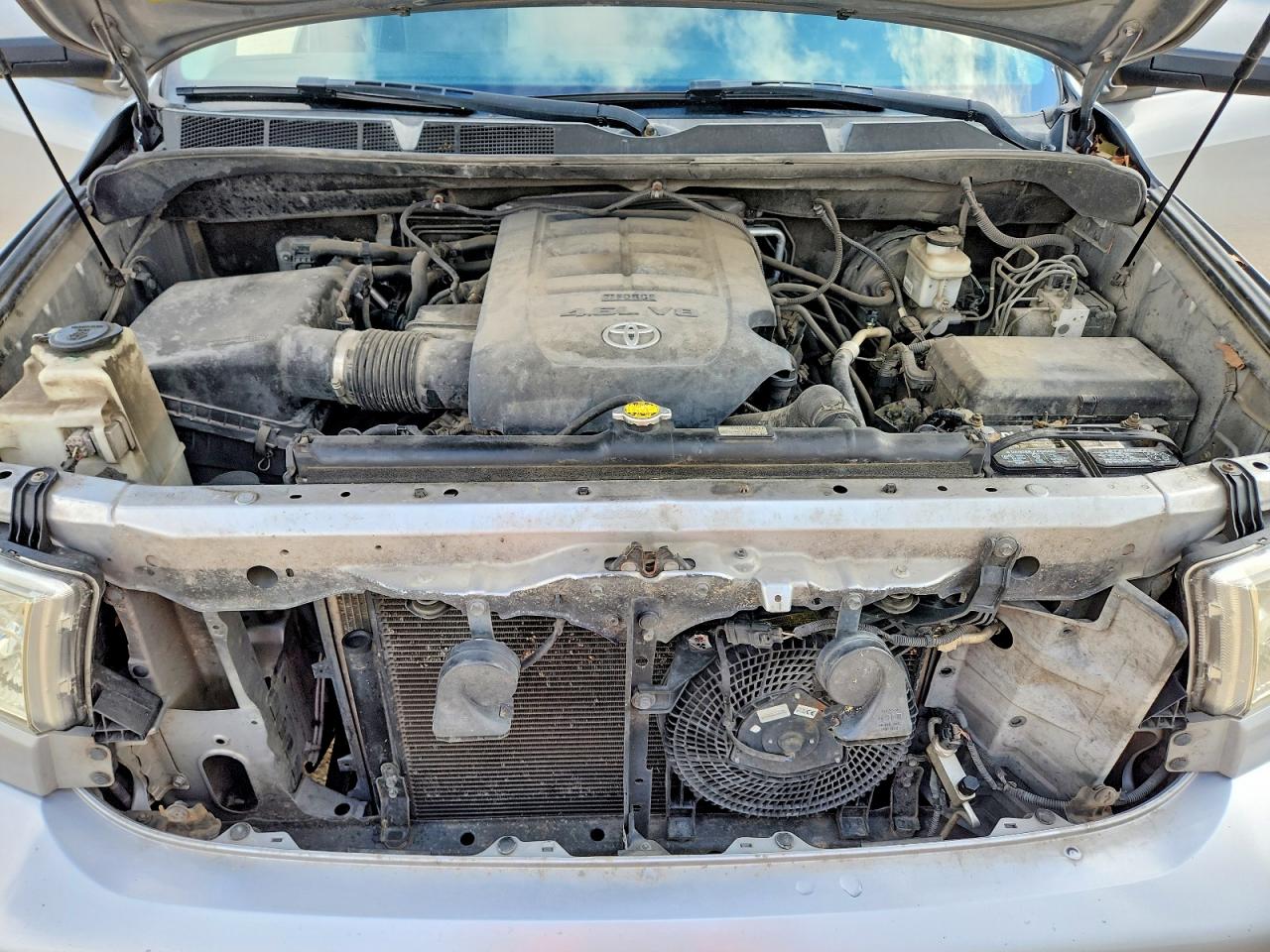 2011 Toyota Sequoia Sr5 Серебряный vin: 5TDZM5G17BS003159